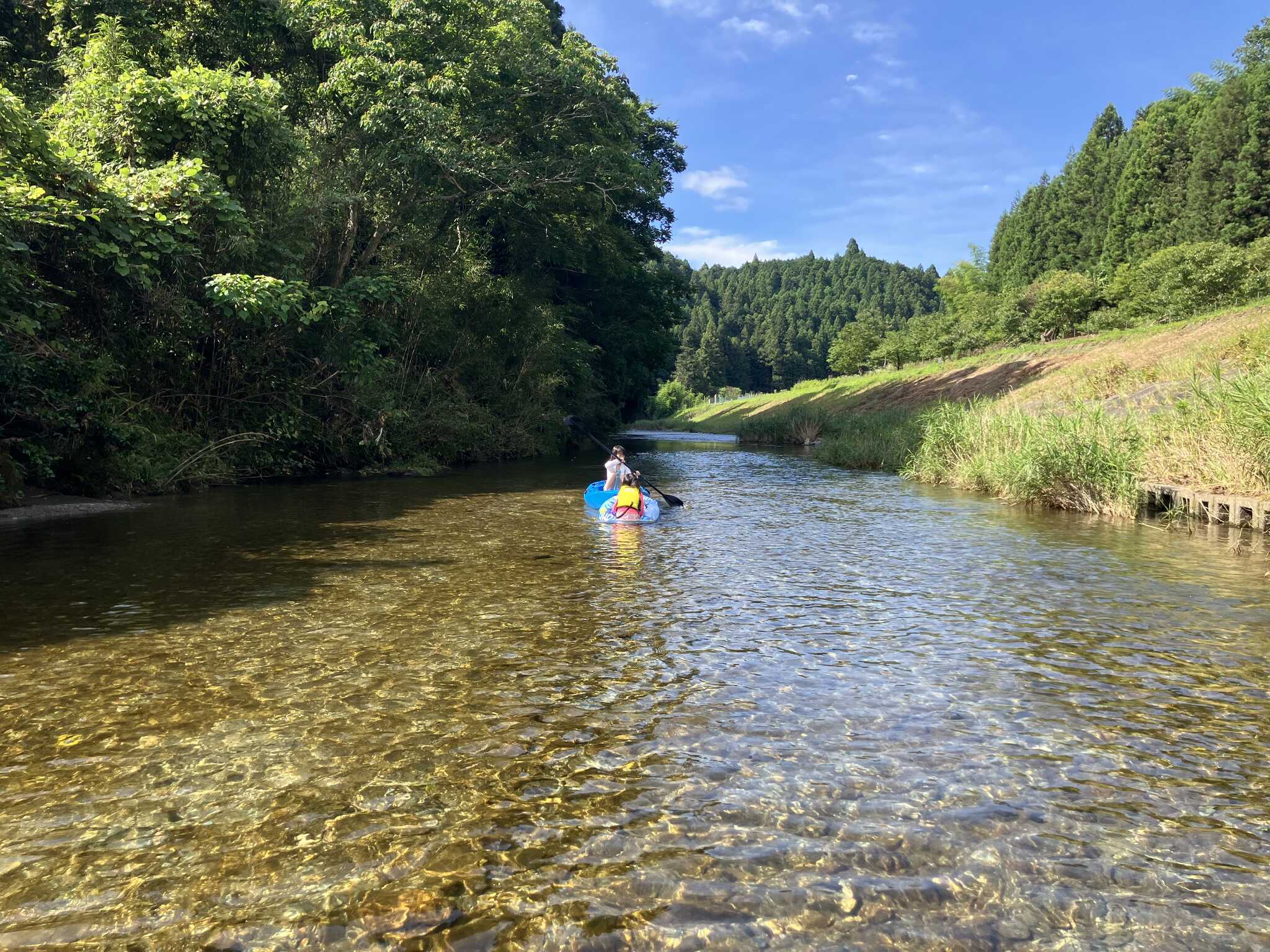 透明で浅瀬の川!