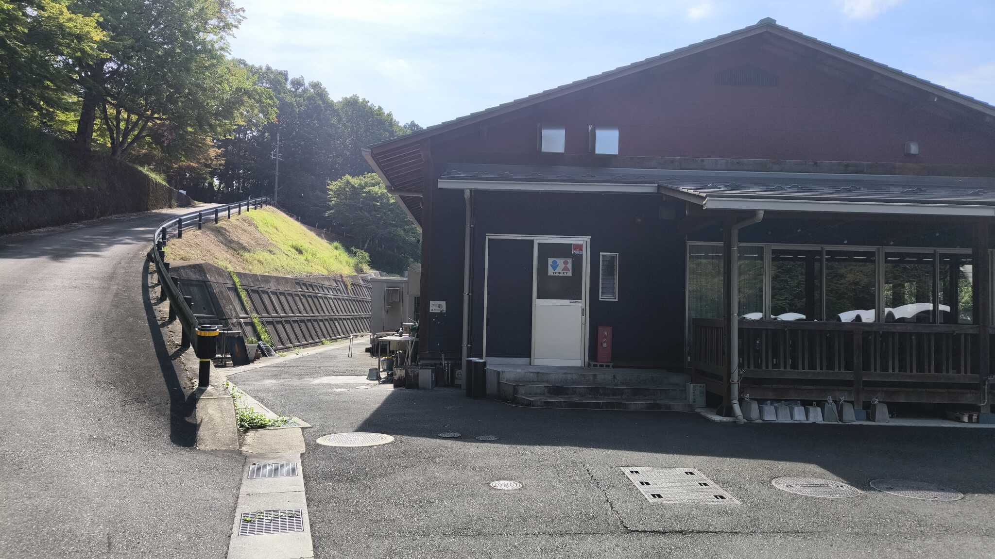 トイレ、喫煙スペース、炊事場
