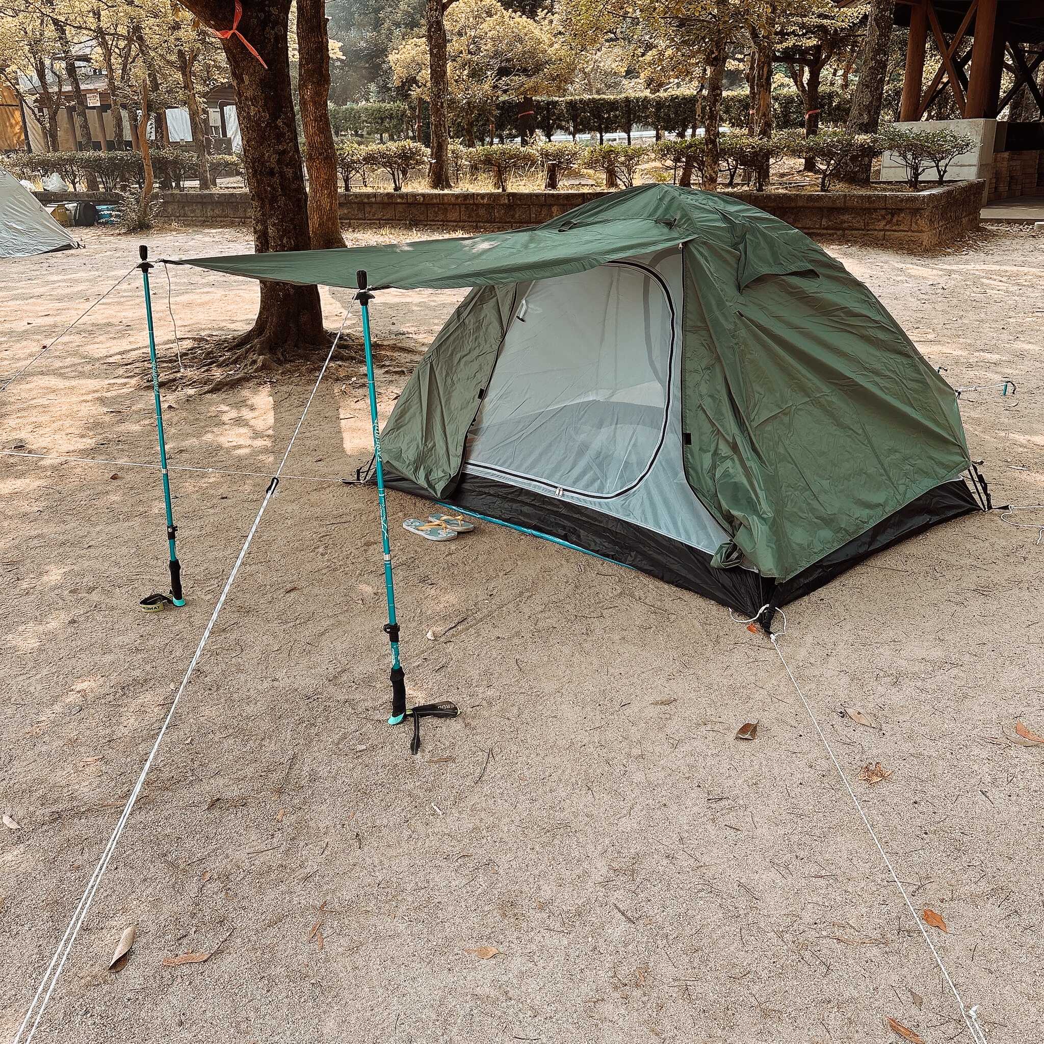 テント設営をしたらこんな感じです。すぐ後ろに炊事場が有りました。