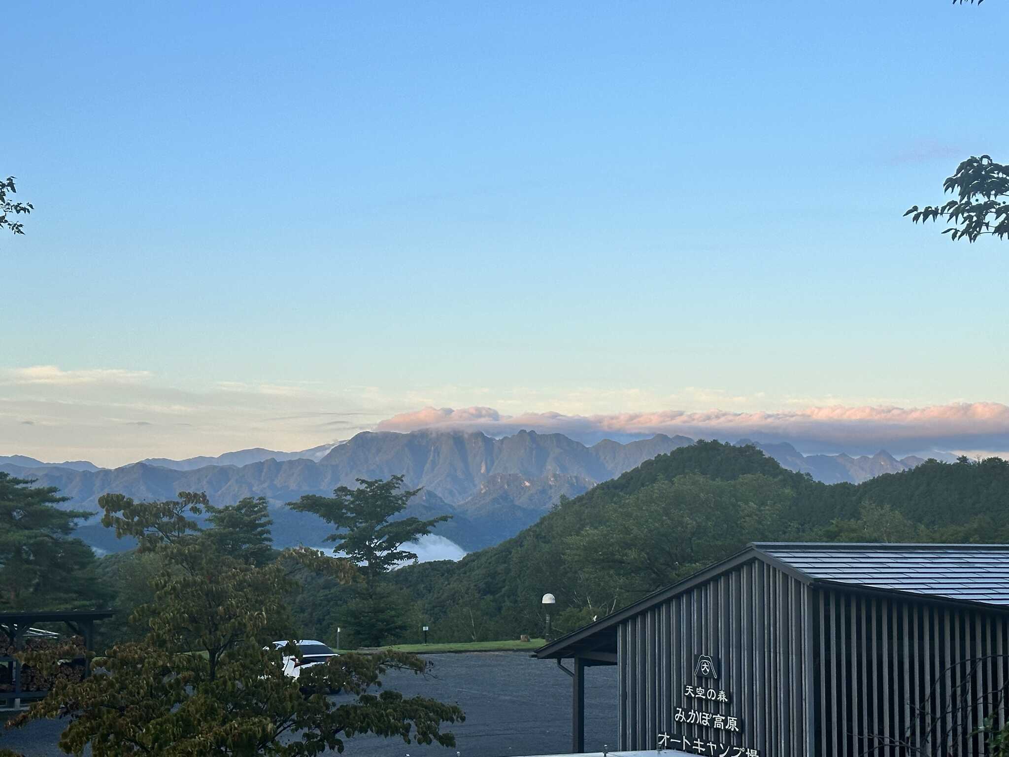 管理棟と両神山(たぶん)