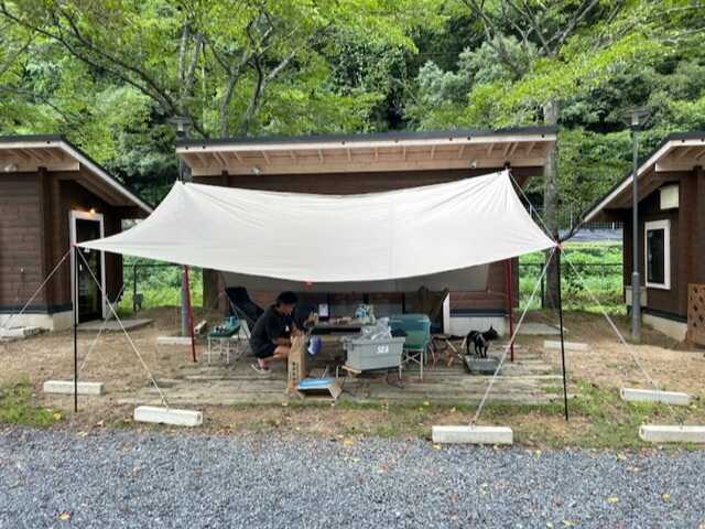 ロッジの前にタープを貼りました