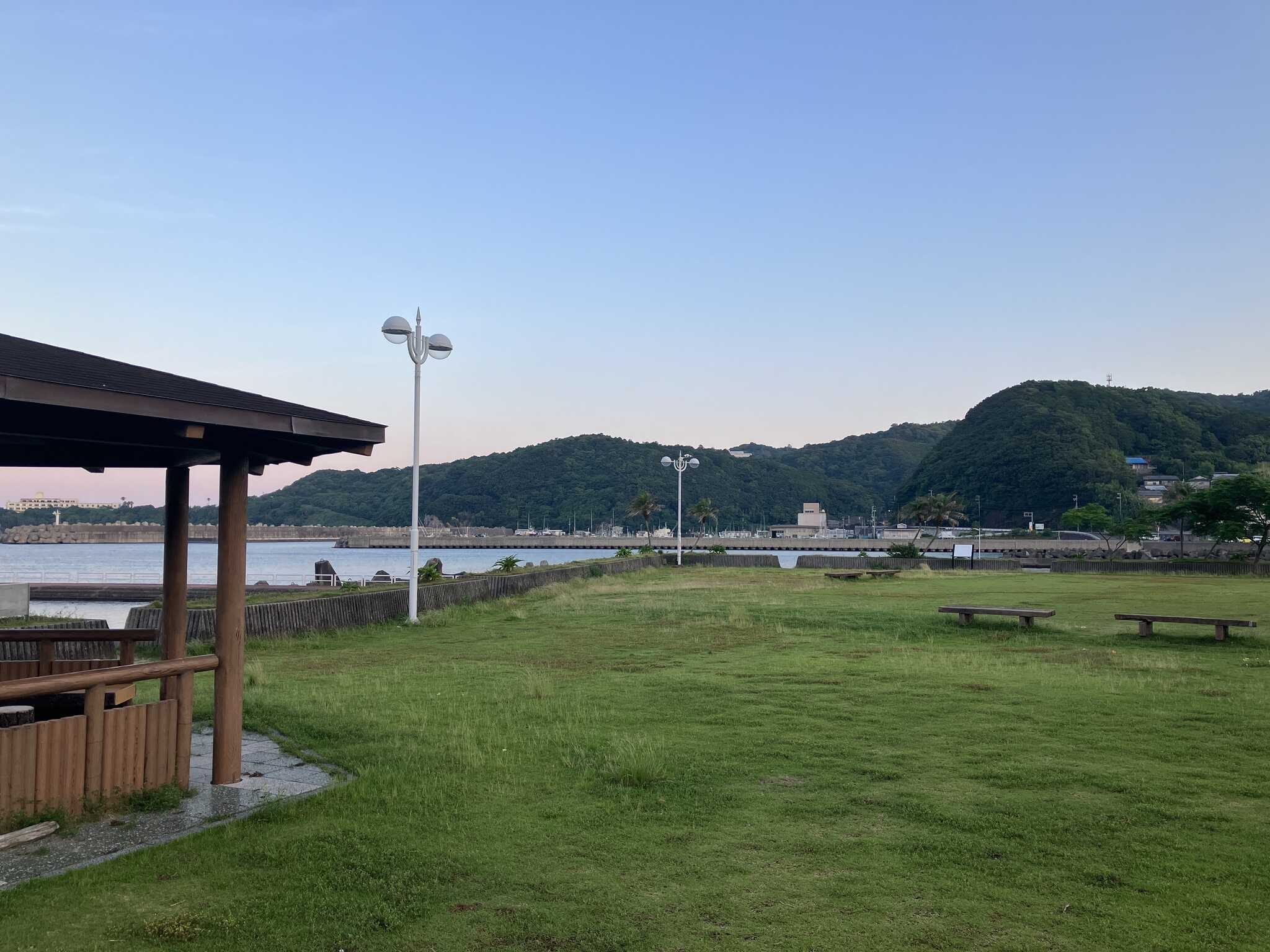 公園内に東屋があります。