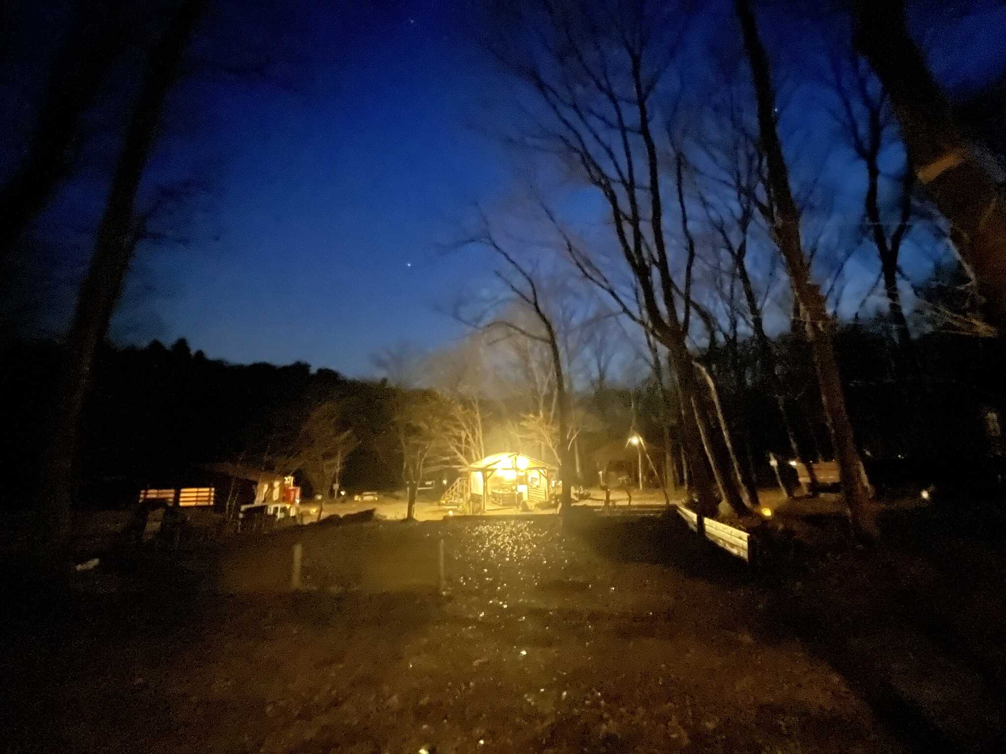 夜も更けて
