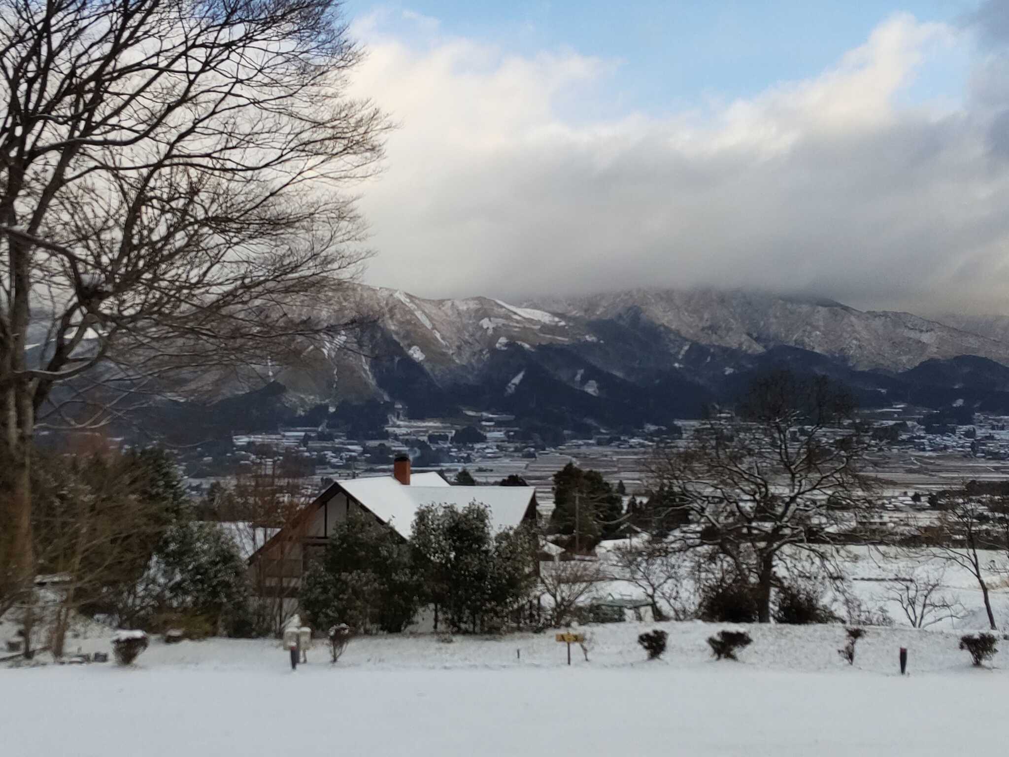 前方には山々が
