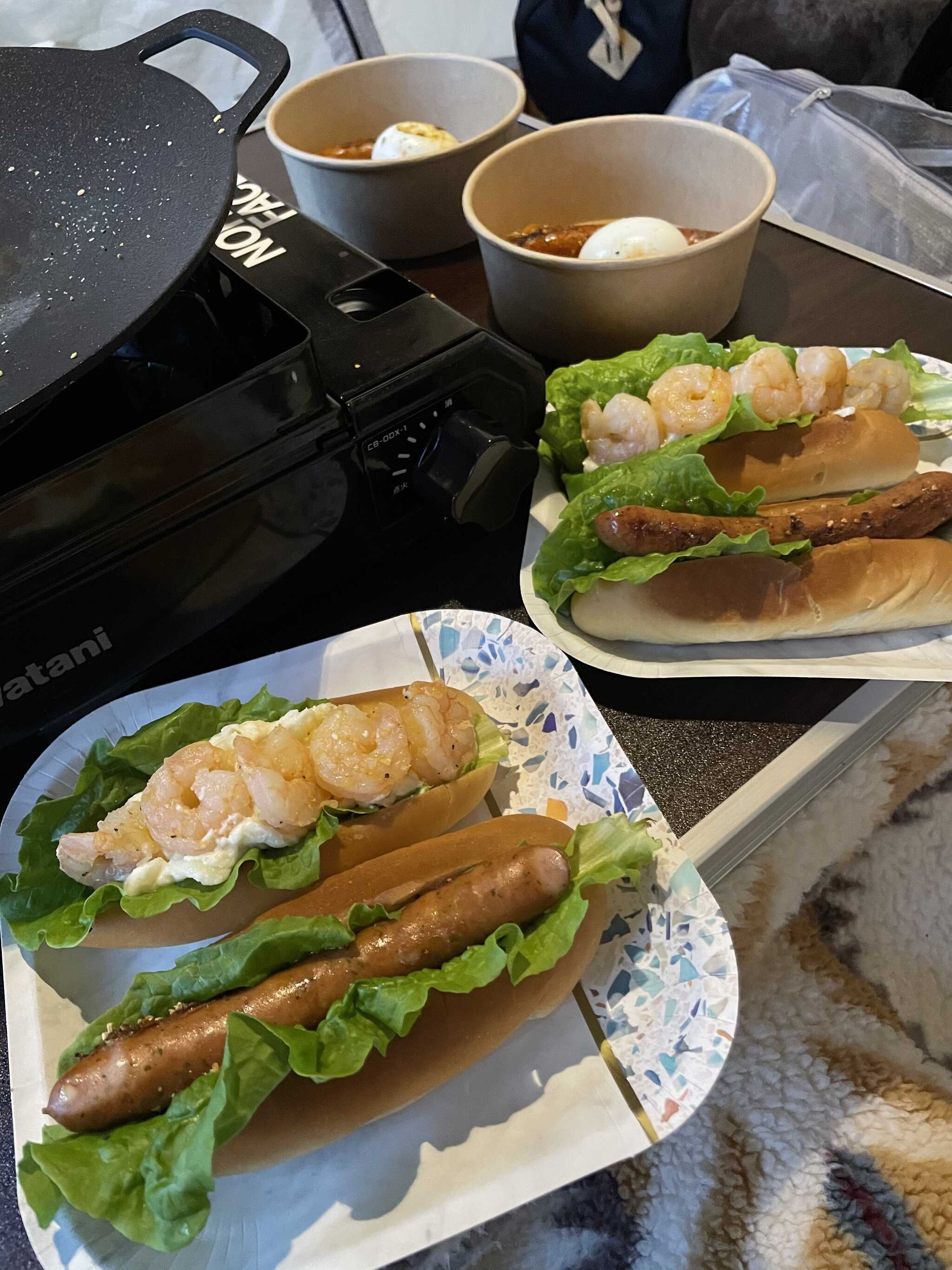 朝ごはんはホットドッグ。掛川のハムとソーセージの工房で買ったソーセージを焼いて挟みました。うま!!