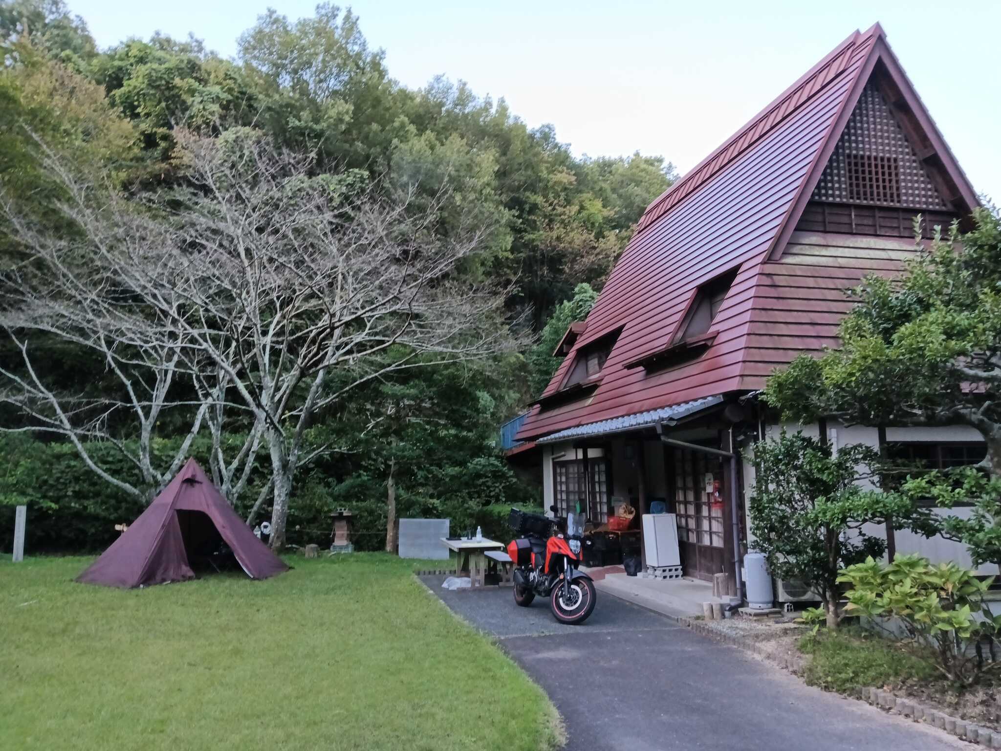 管理棟横のサイト