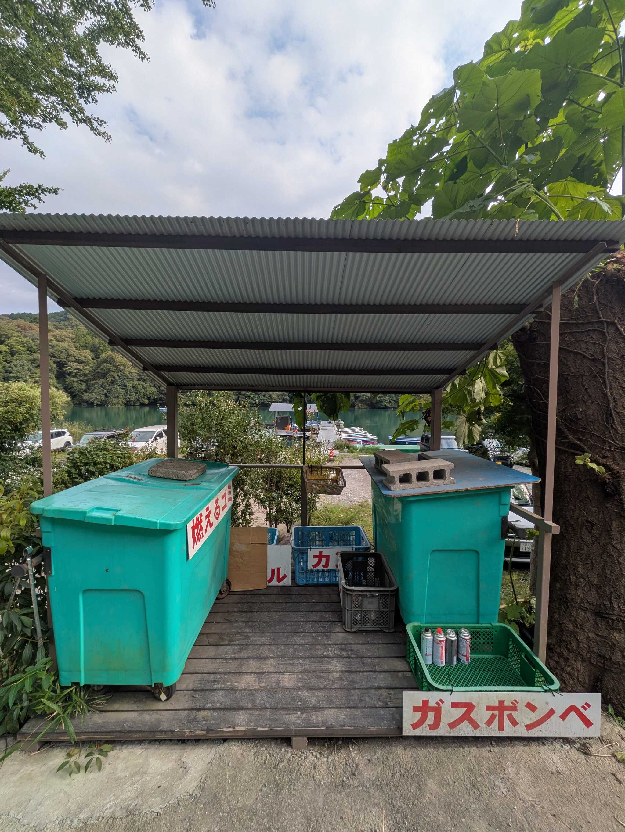ゴミはコチラに分別して捨てられます