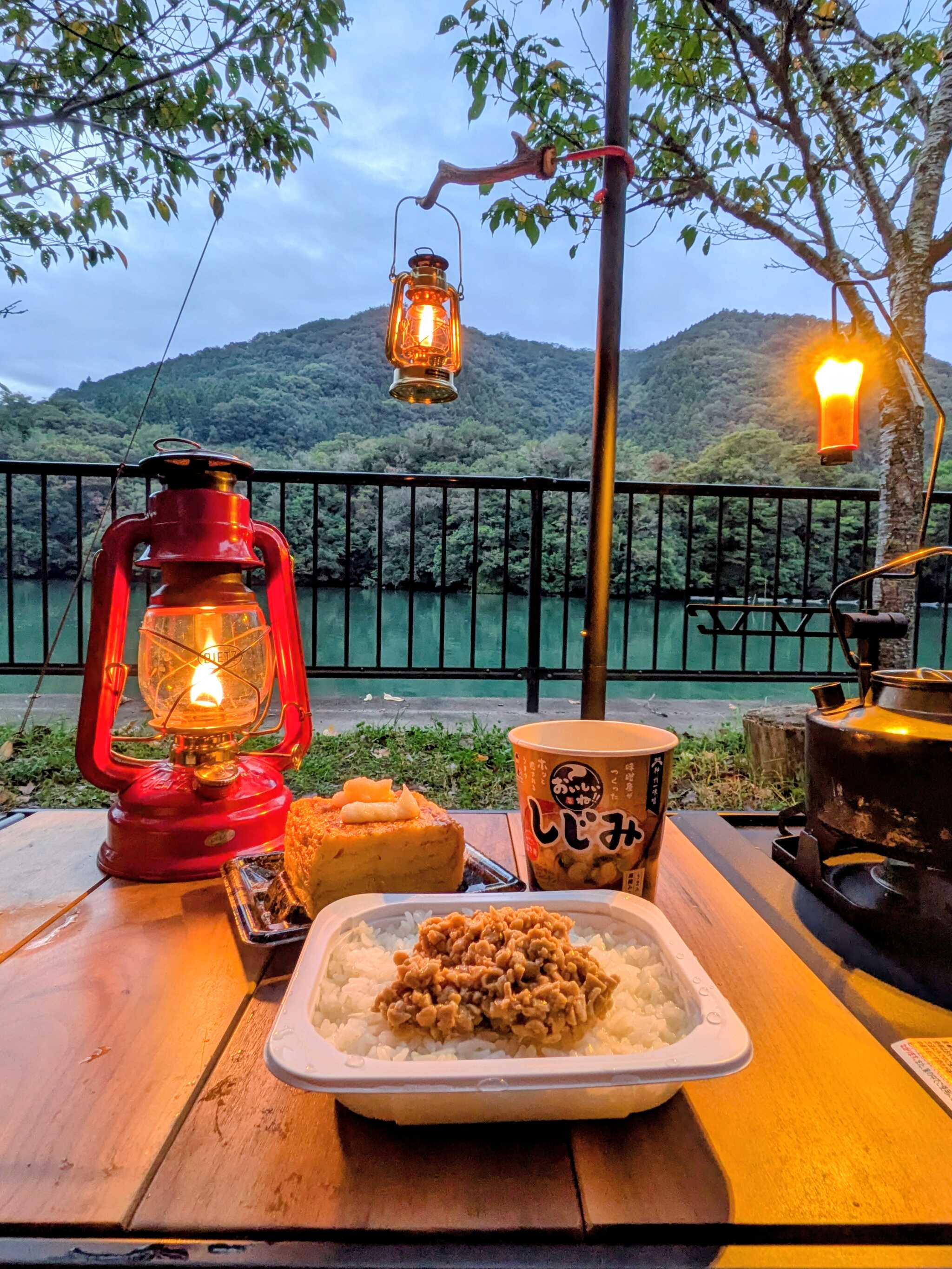 夜中起こされ、夜食みたいな朝食。