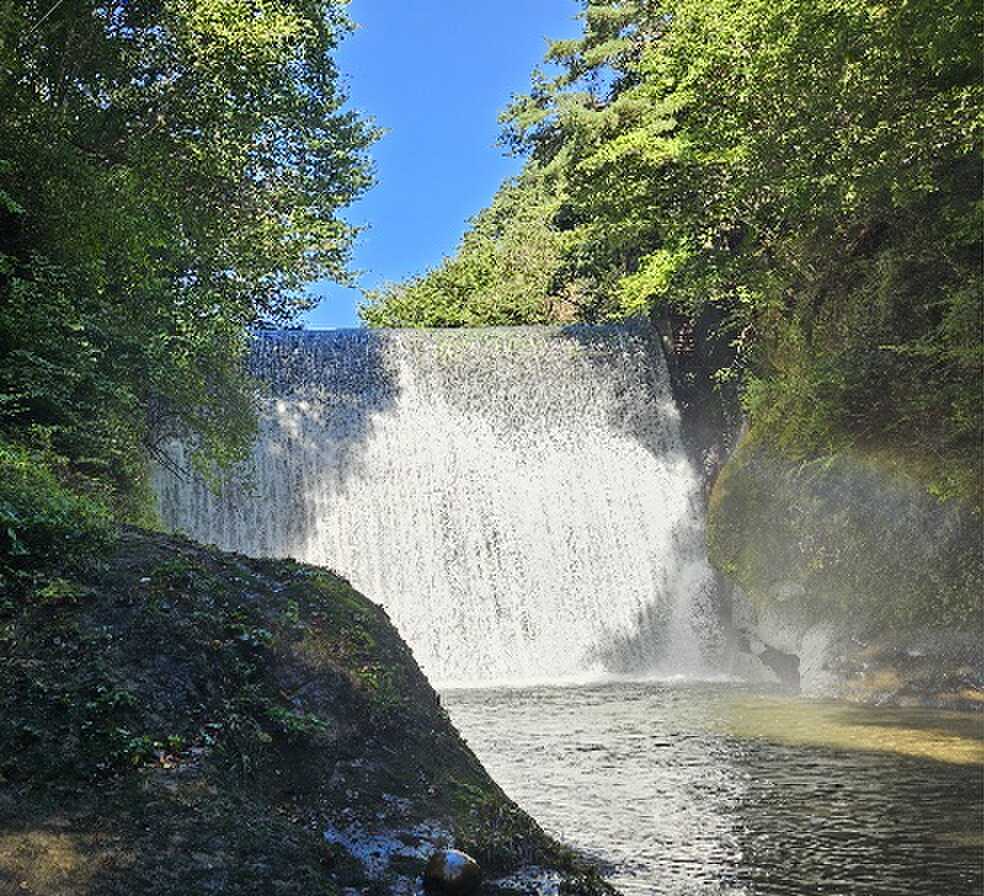 滝壺、歩いて行けます!虹が見えました。