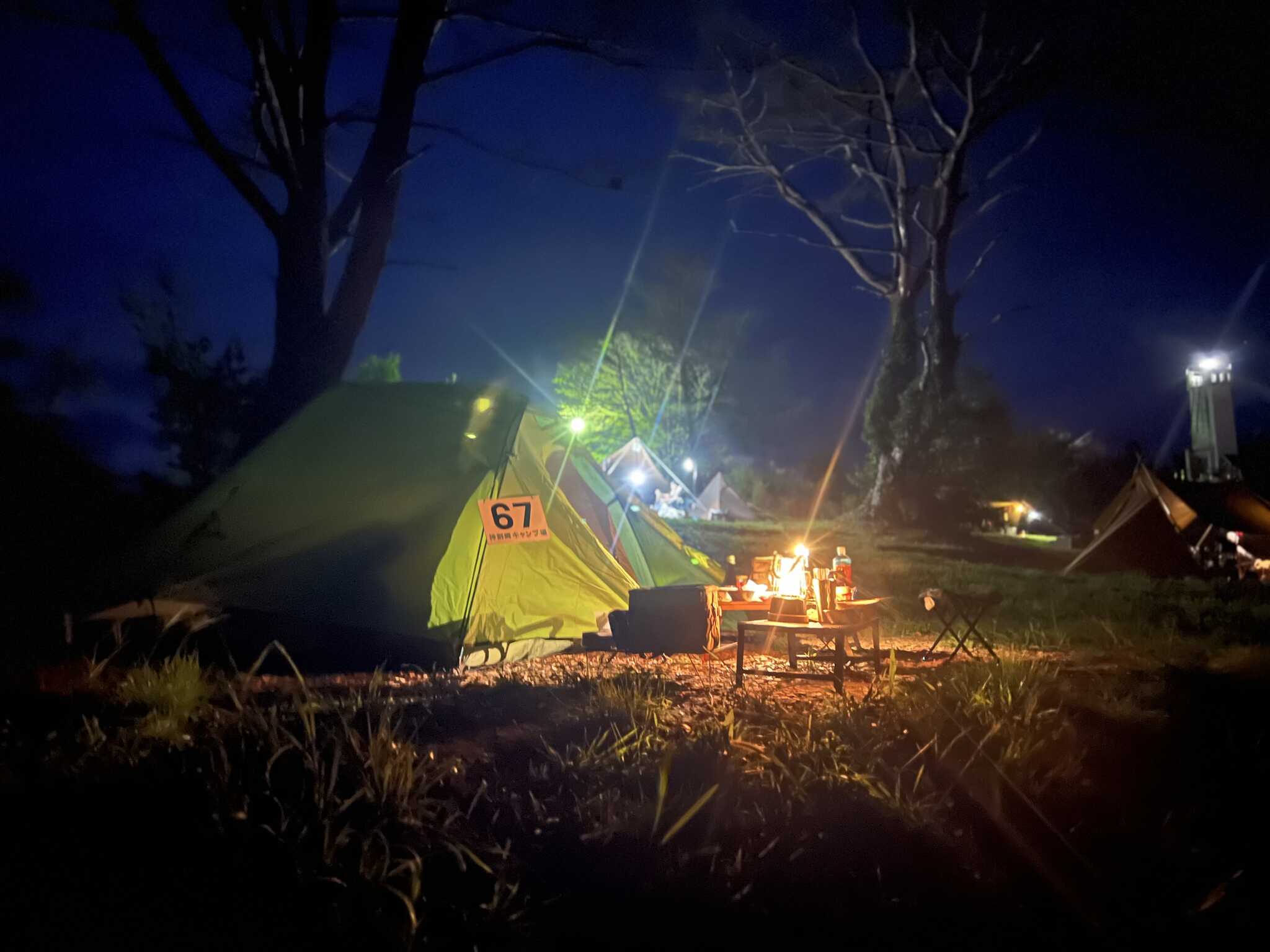 夜のテント場。