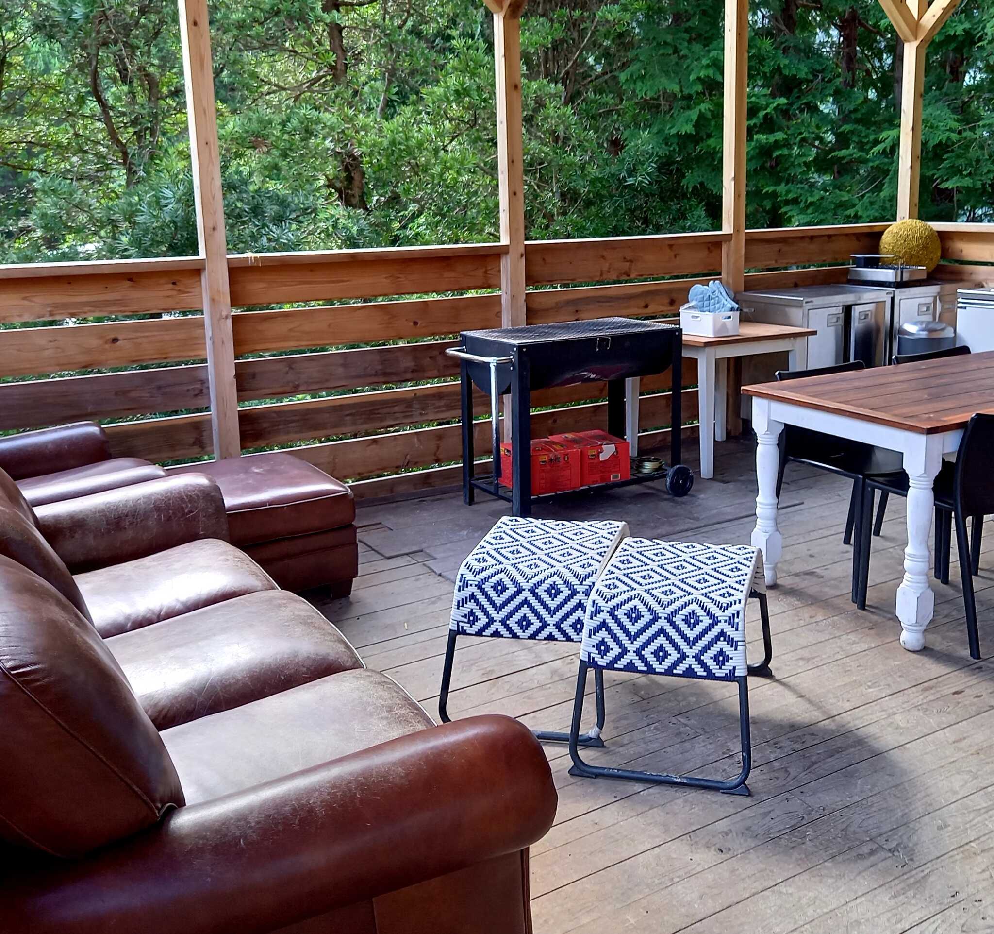 BBQデッキはオシャレで広々