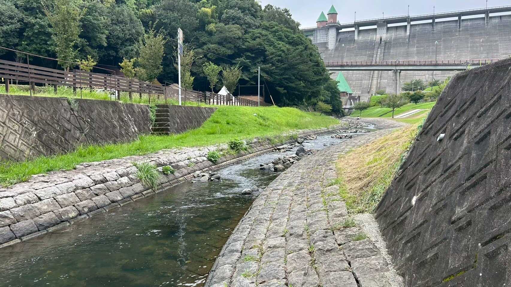 隣の川