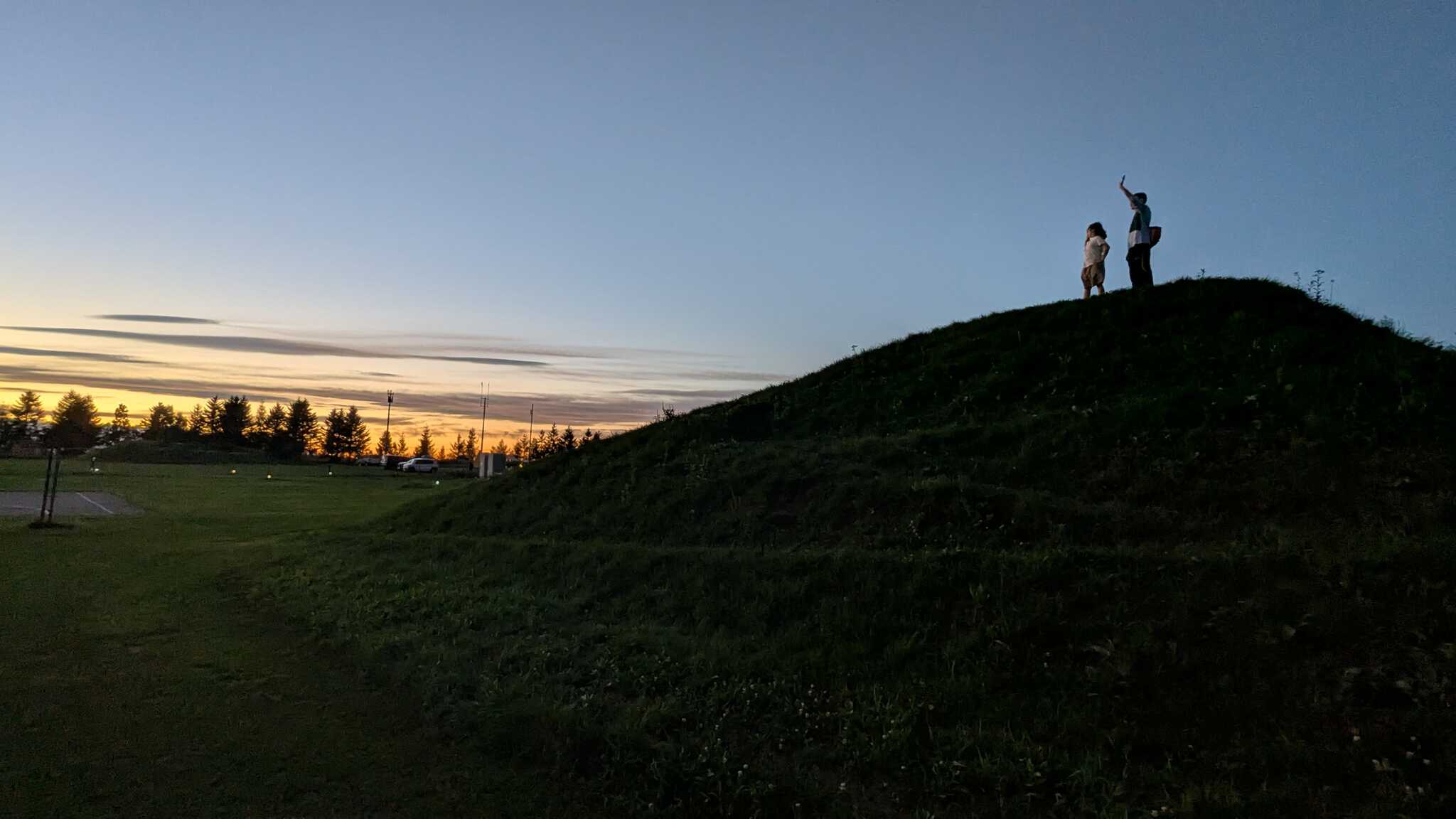 キャンプ場の芝すべり丘より夕日が見えました