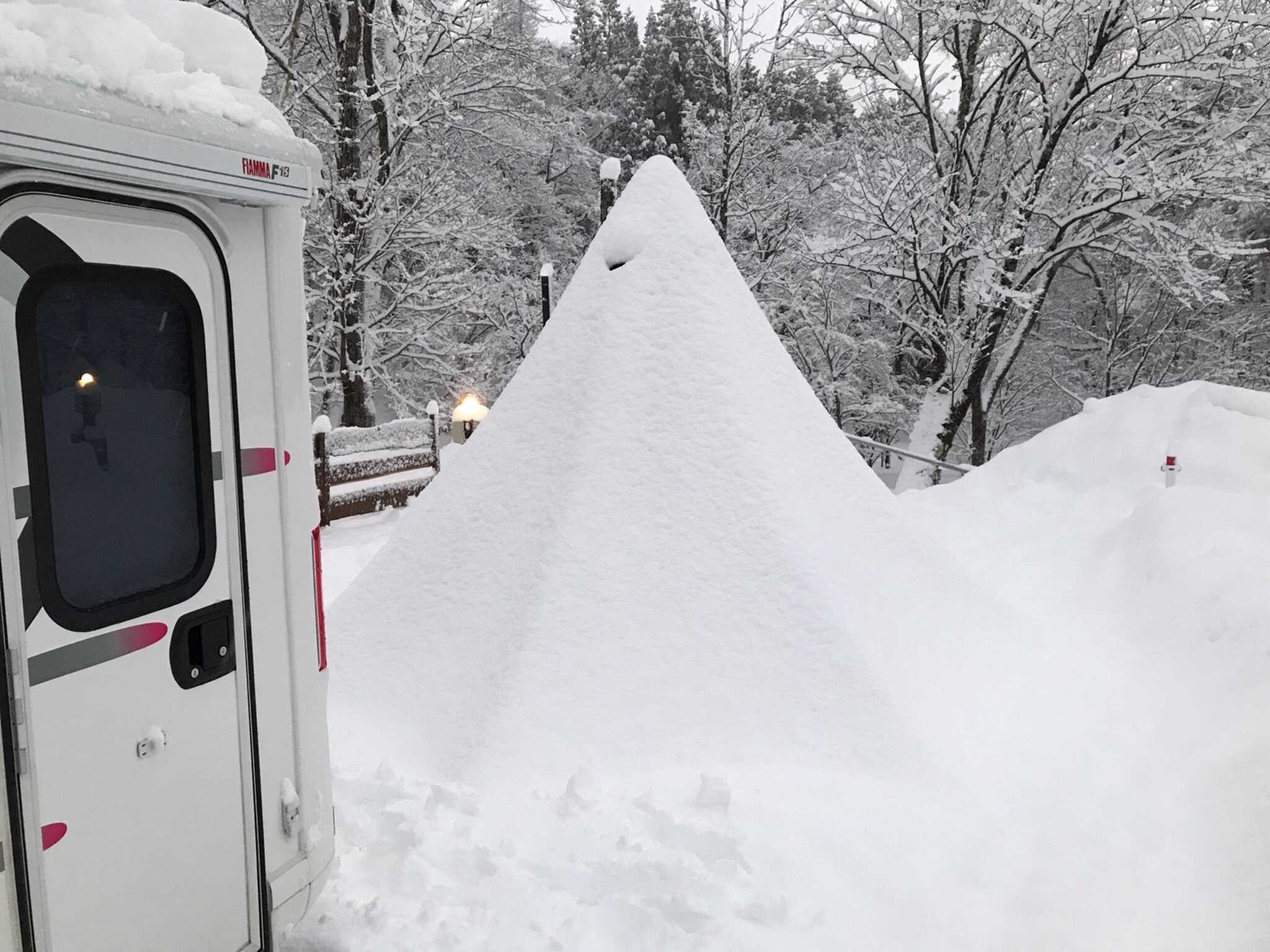 雪に埋もれたリビングのテント