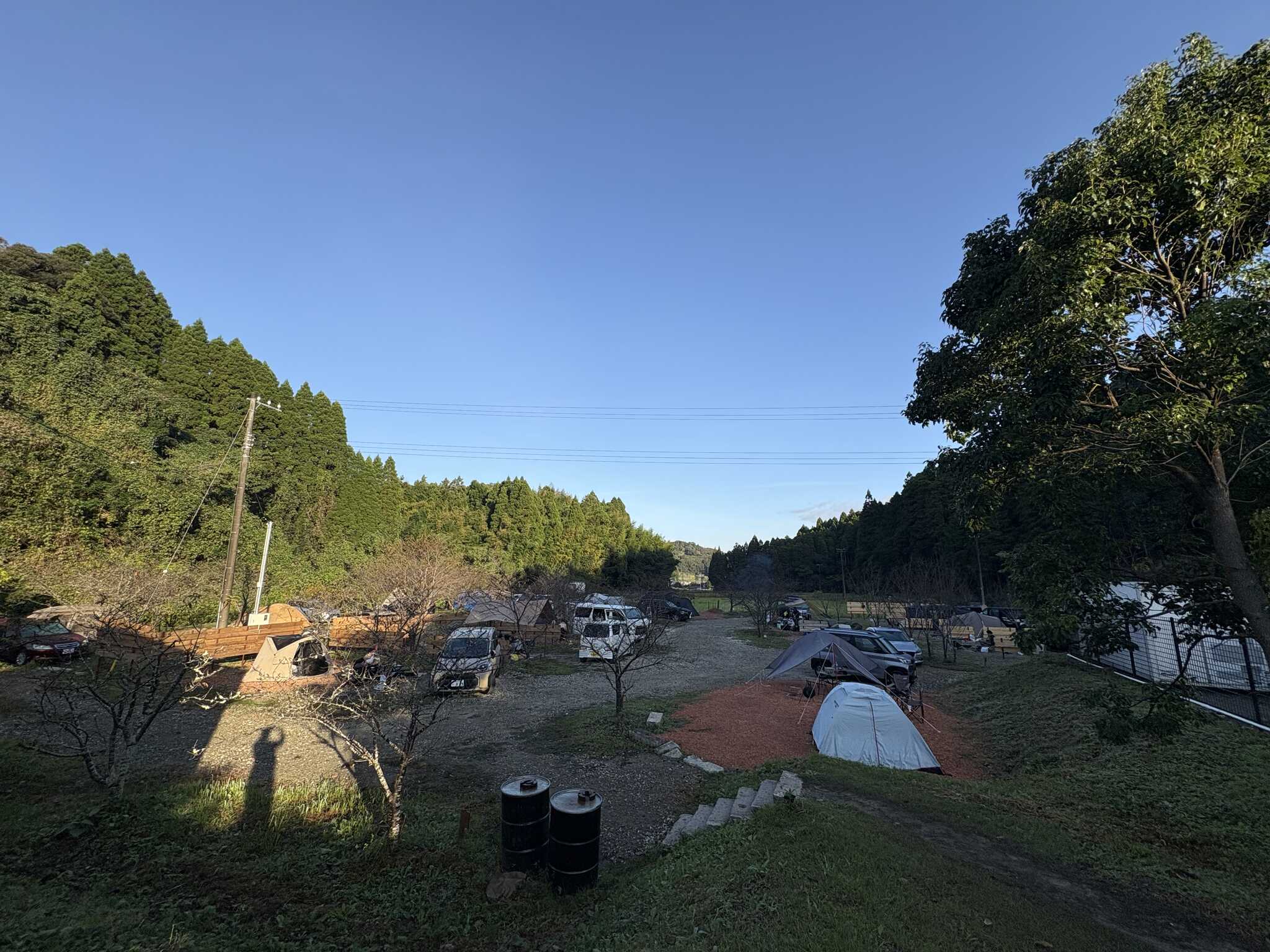 朝のテントの群れ