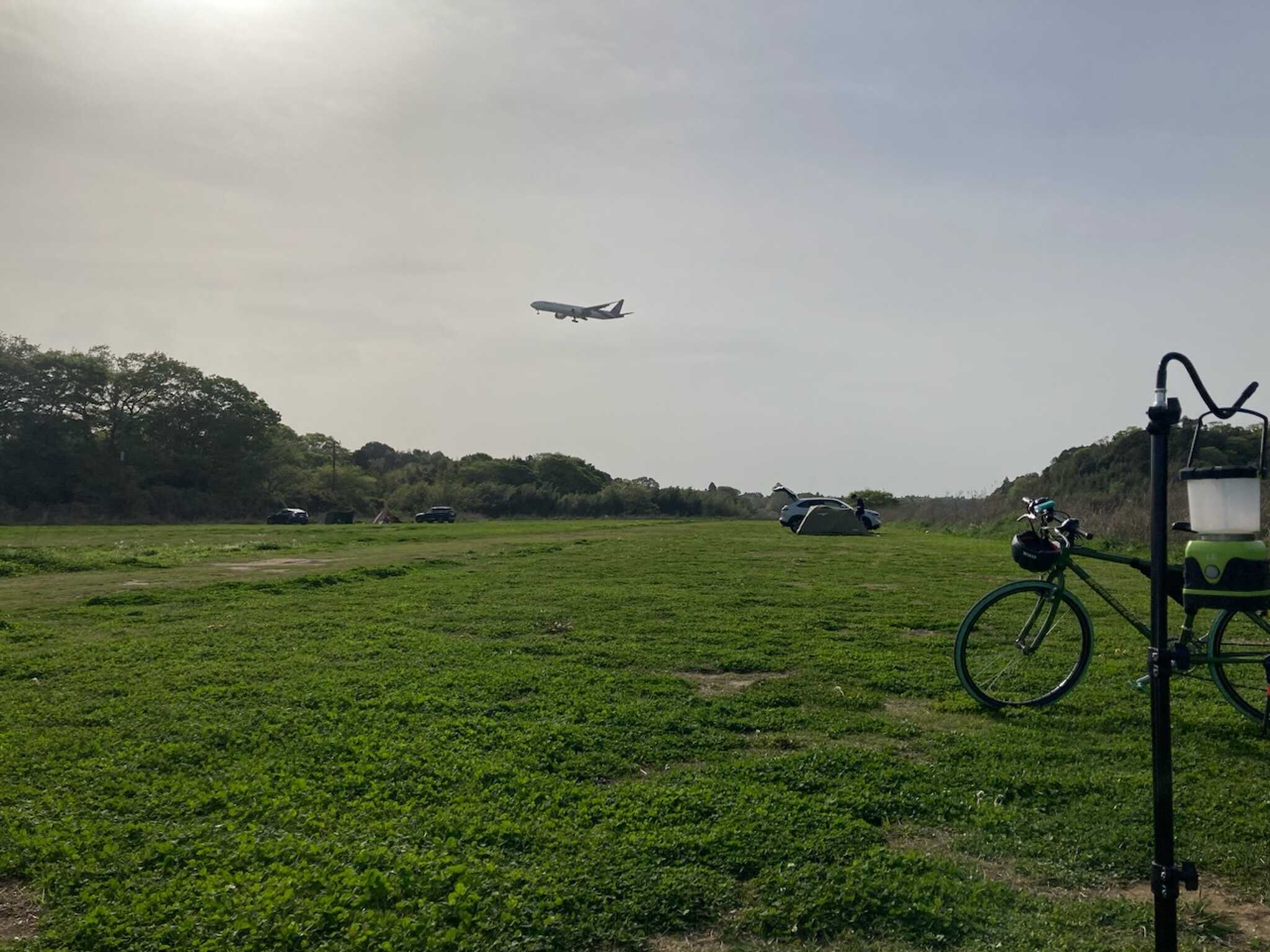 キャンプ場から見える飛行機