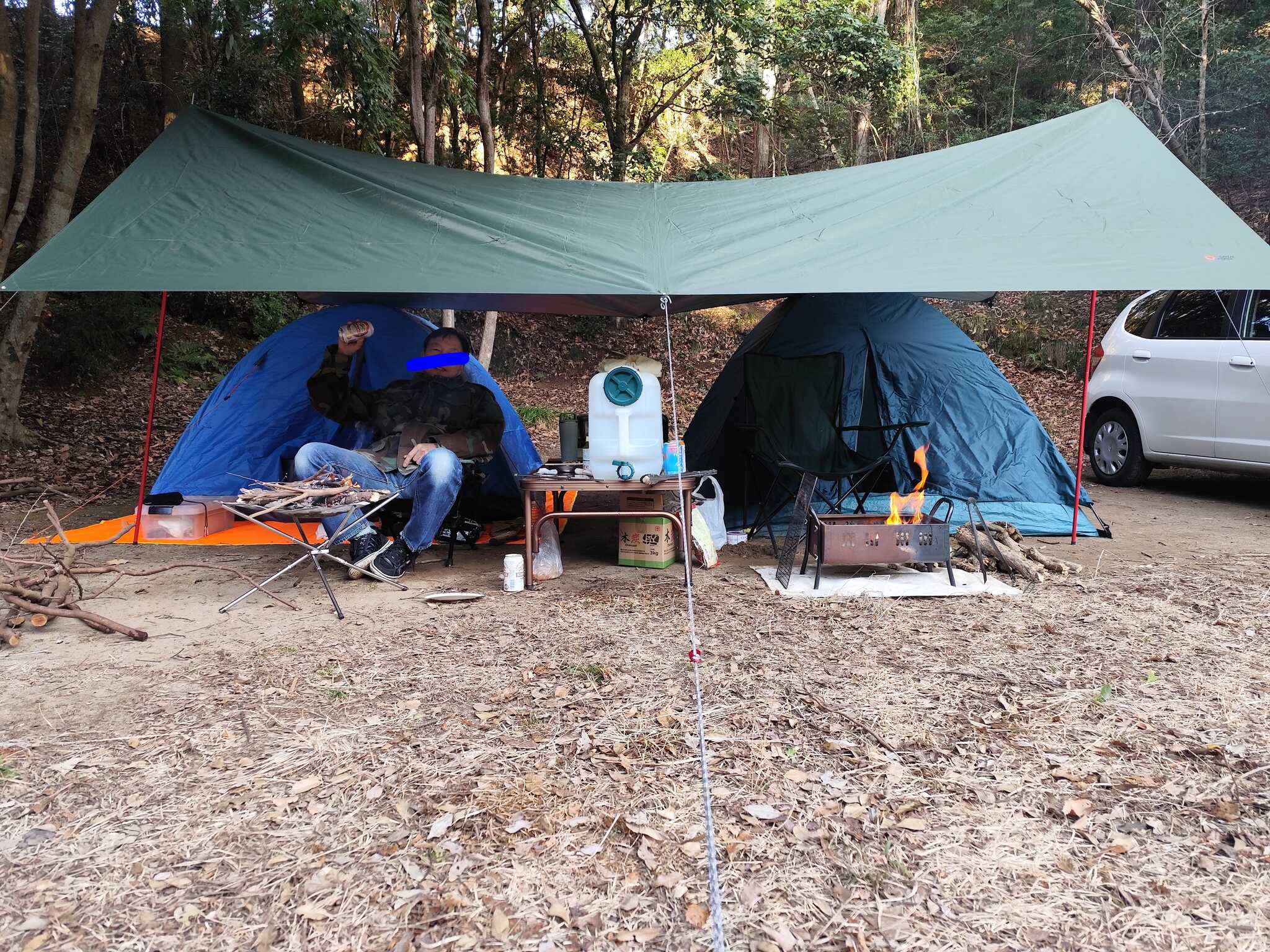 同僚と並んでテント設営