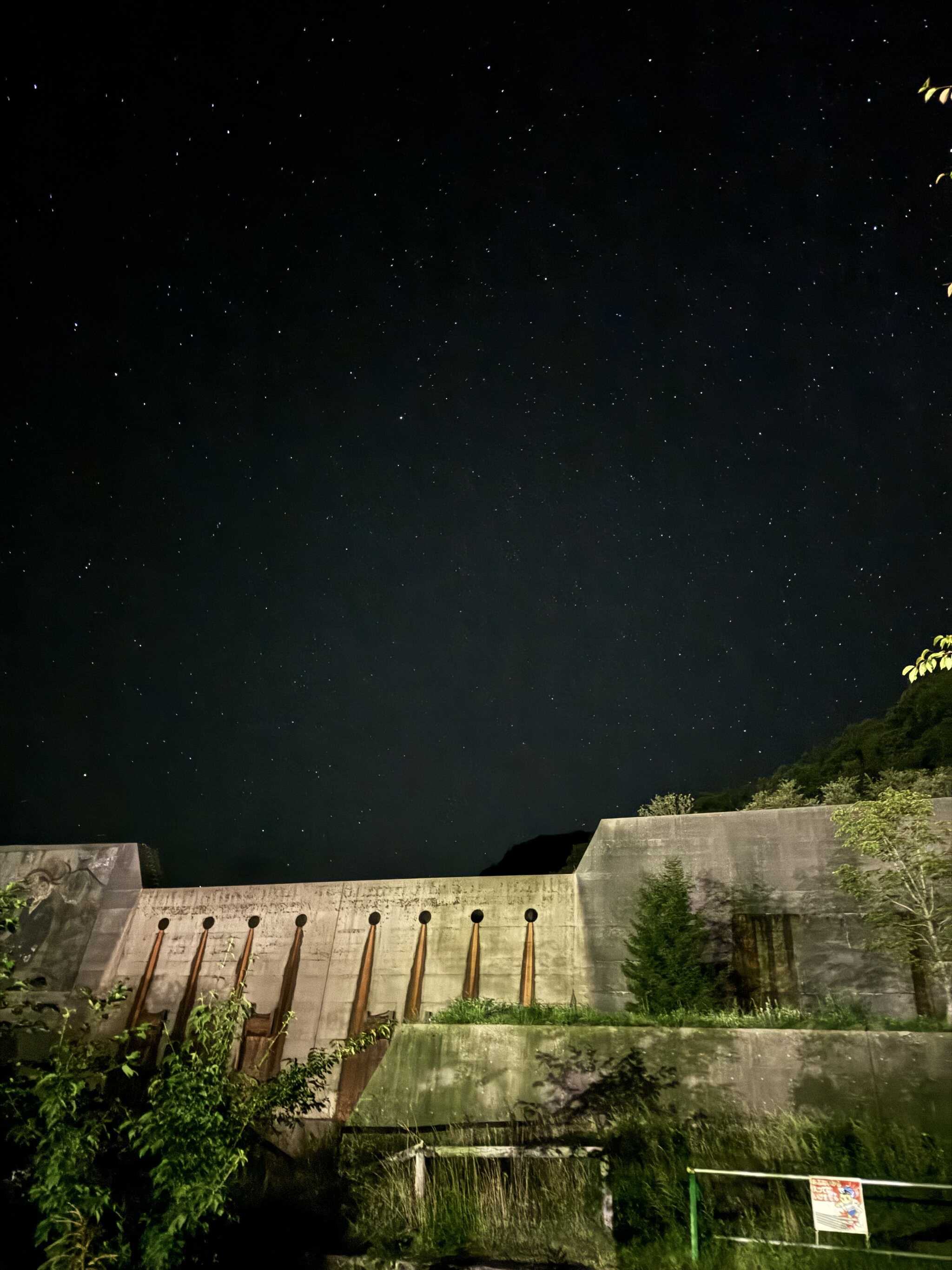 砂防ダムと星空