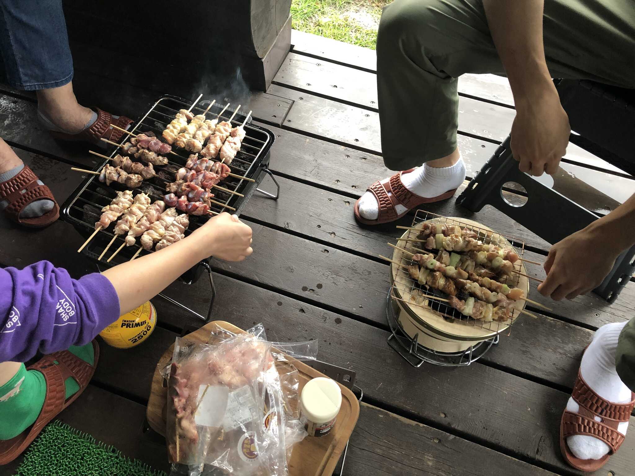 コテージデッキでの焼き鳥