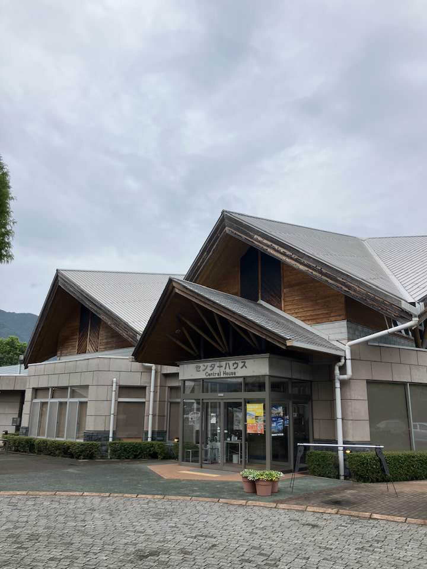 ここで受付 お風呂もこの建物内