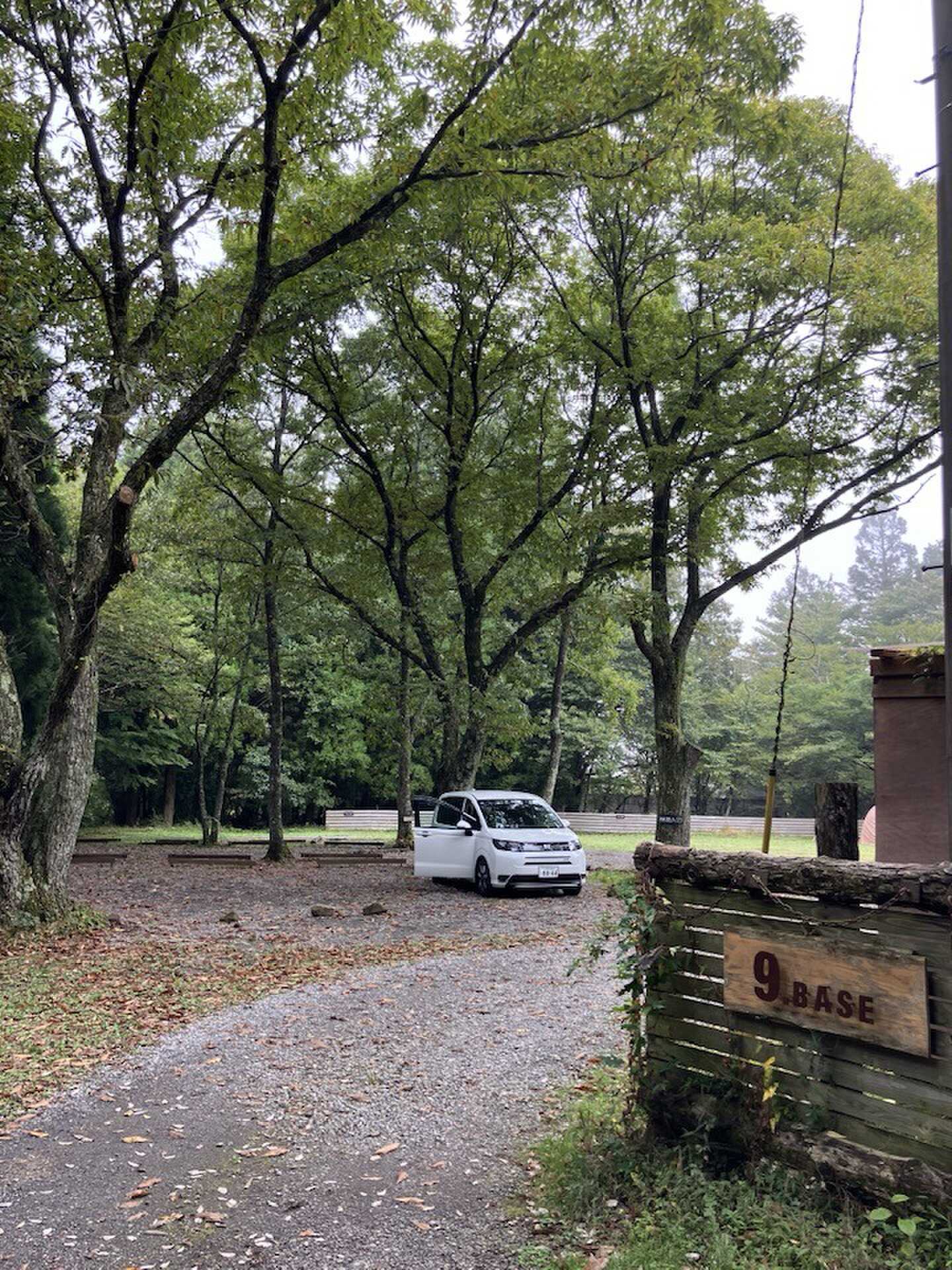 キャンプ場入口から施設を覗くと…