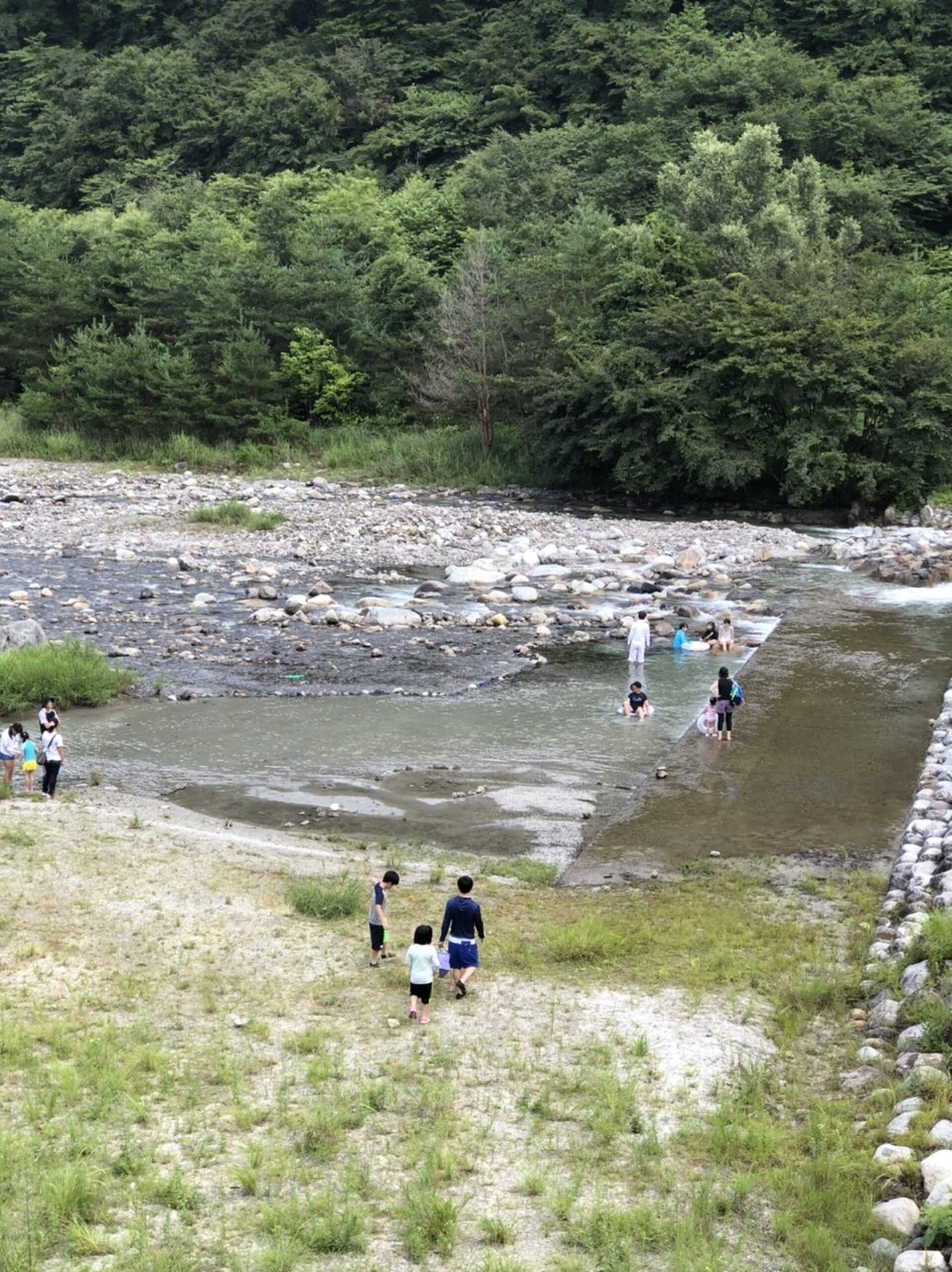 車は滅多に通らなそうだけど、川横の道路だけ気をつけて