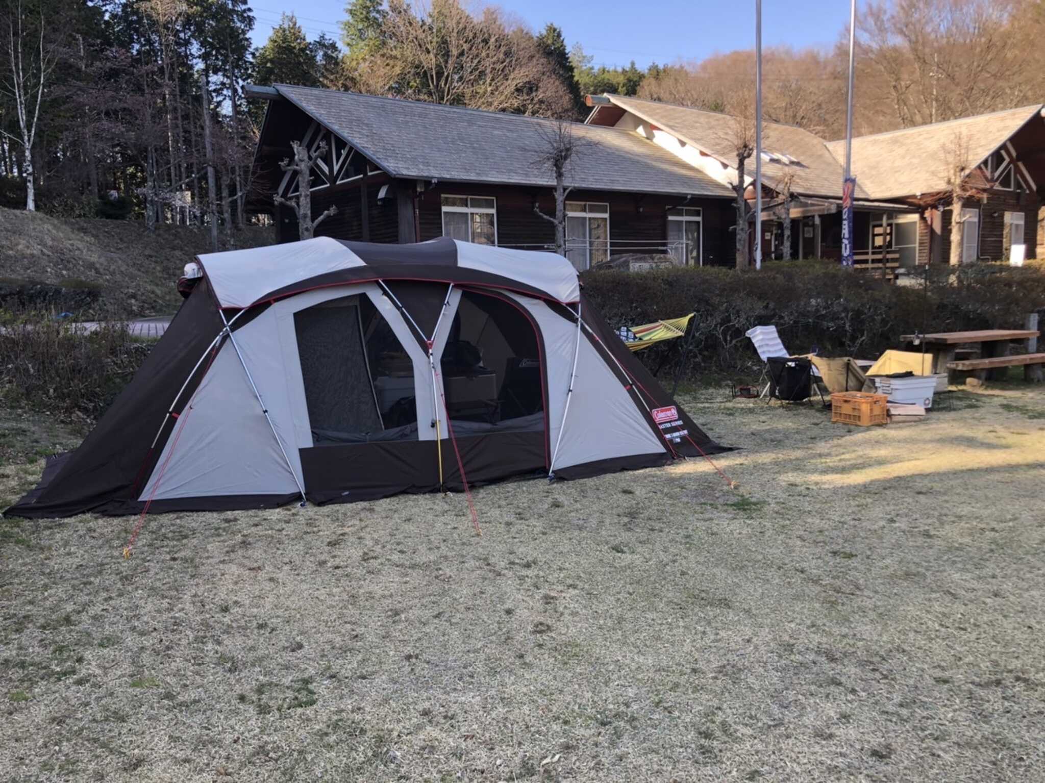 管理棟を背景に