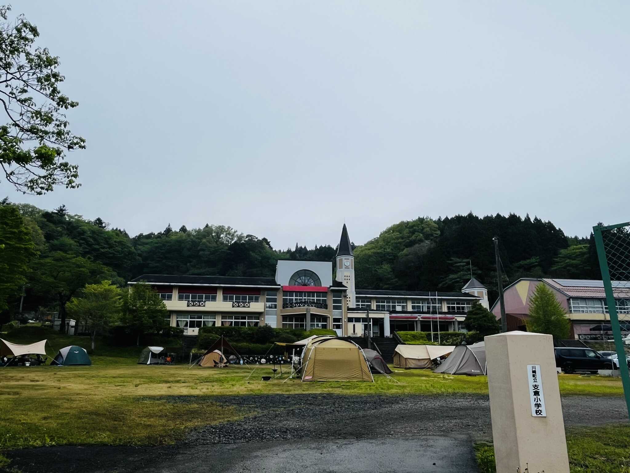 校門より