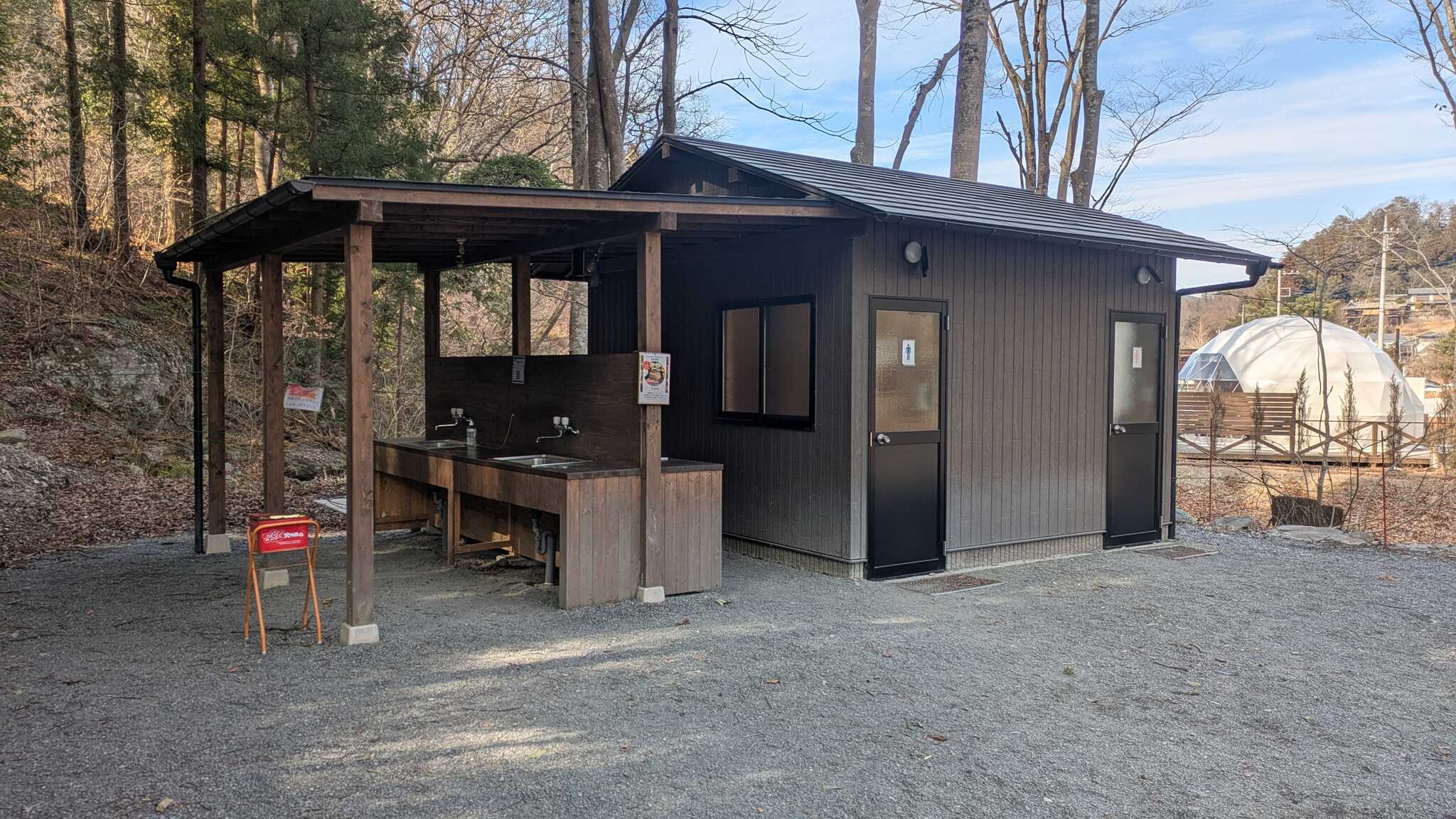トイレと炊事場