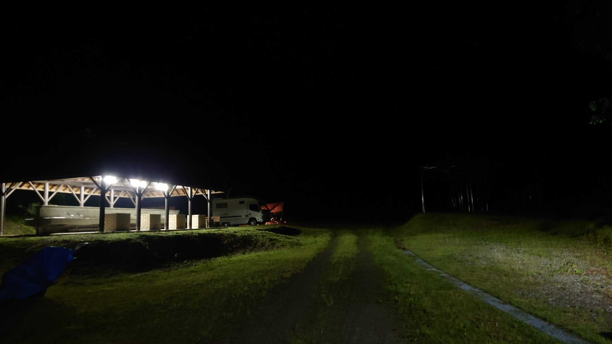 夜の炊事場も明るく安心です