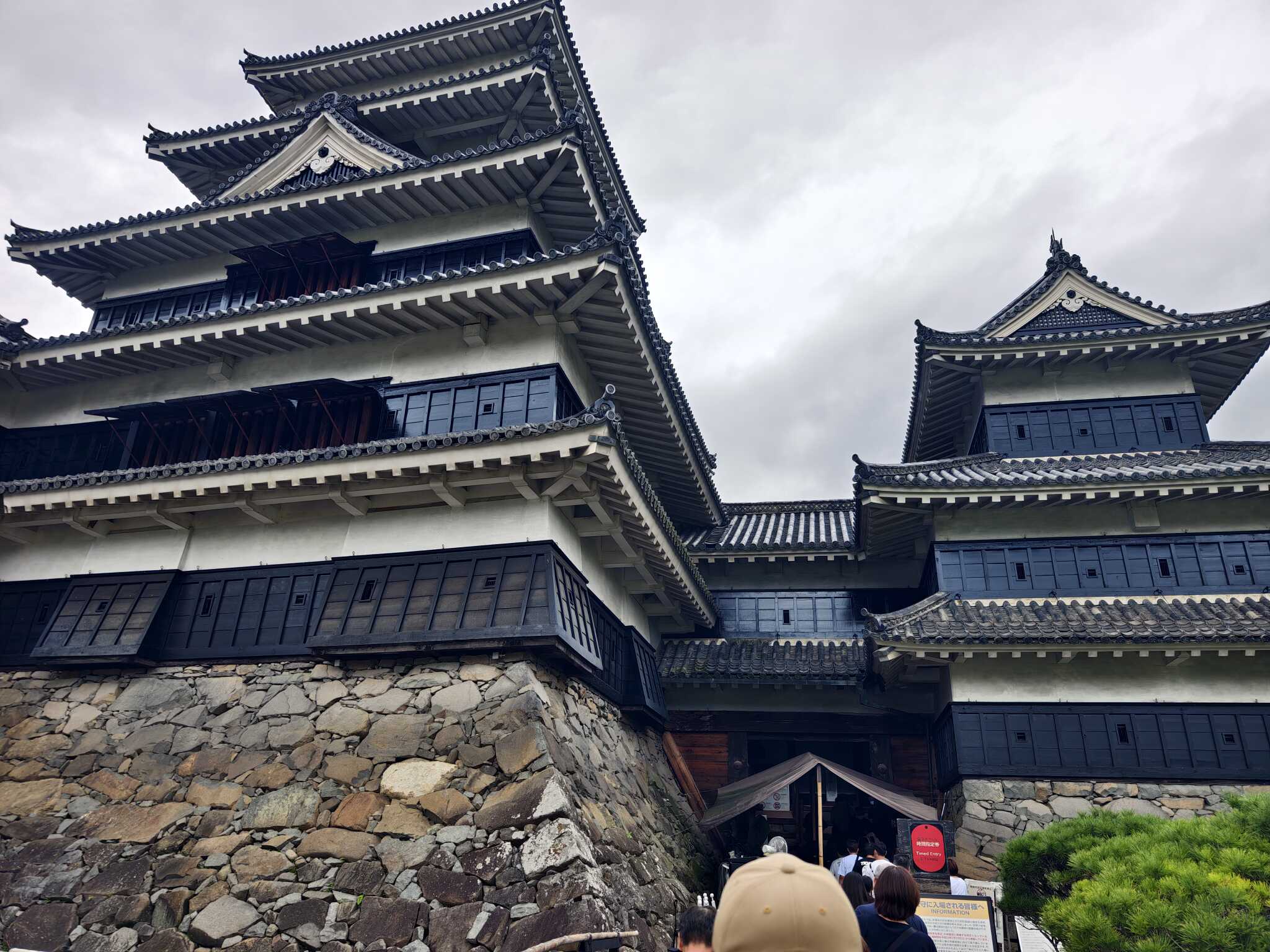 キャンプ場から中日に行った松本城、シルバーウィークは混んでいました。