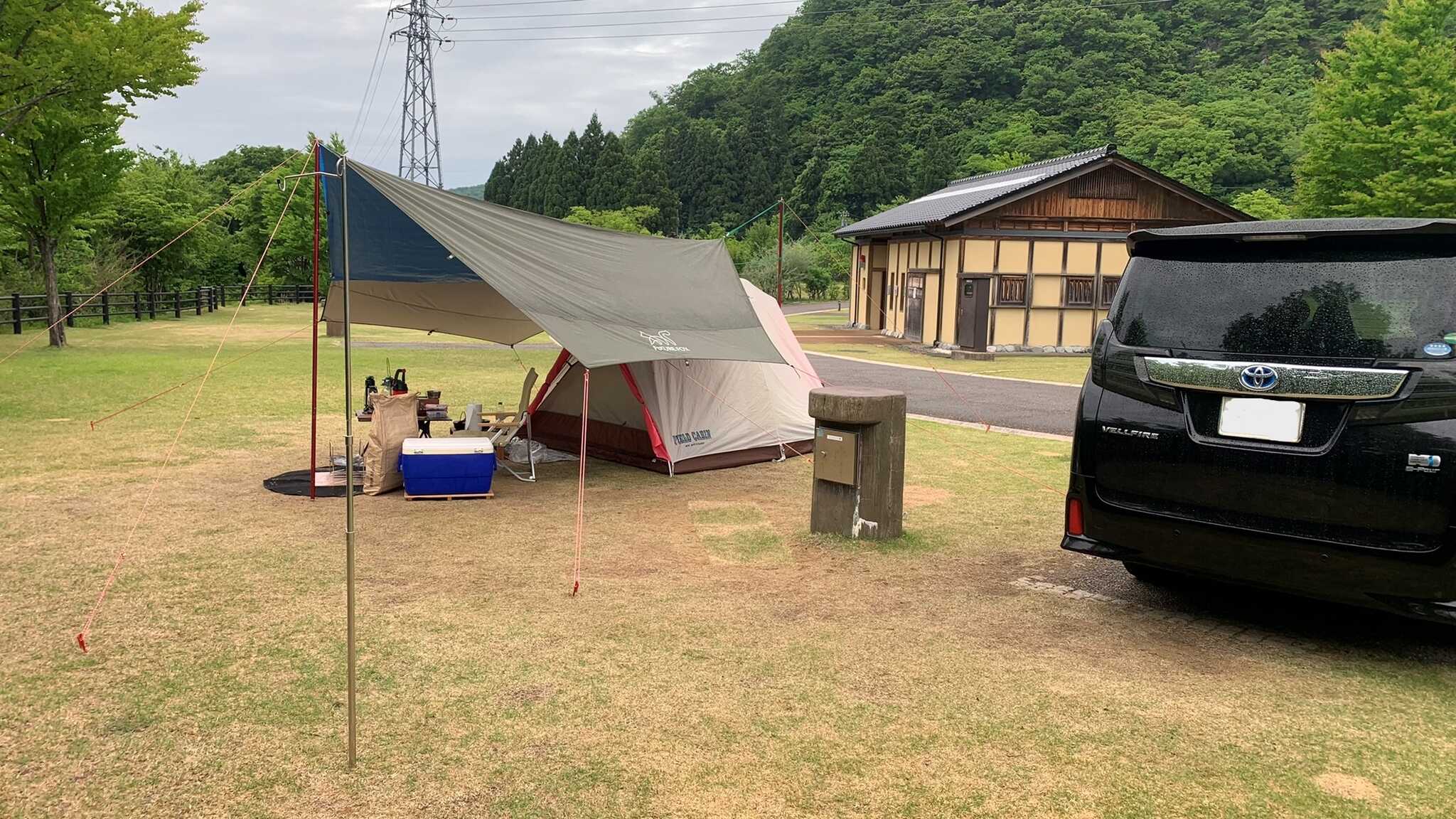 後ろの施設は炊事場とトイレ。