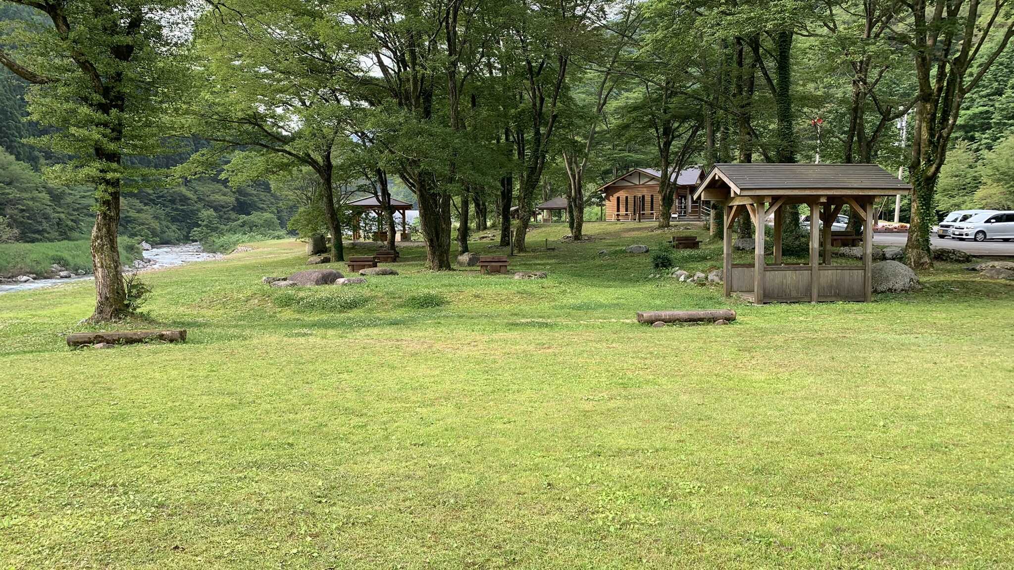 右奥が管理棟