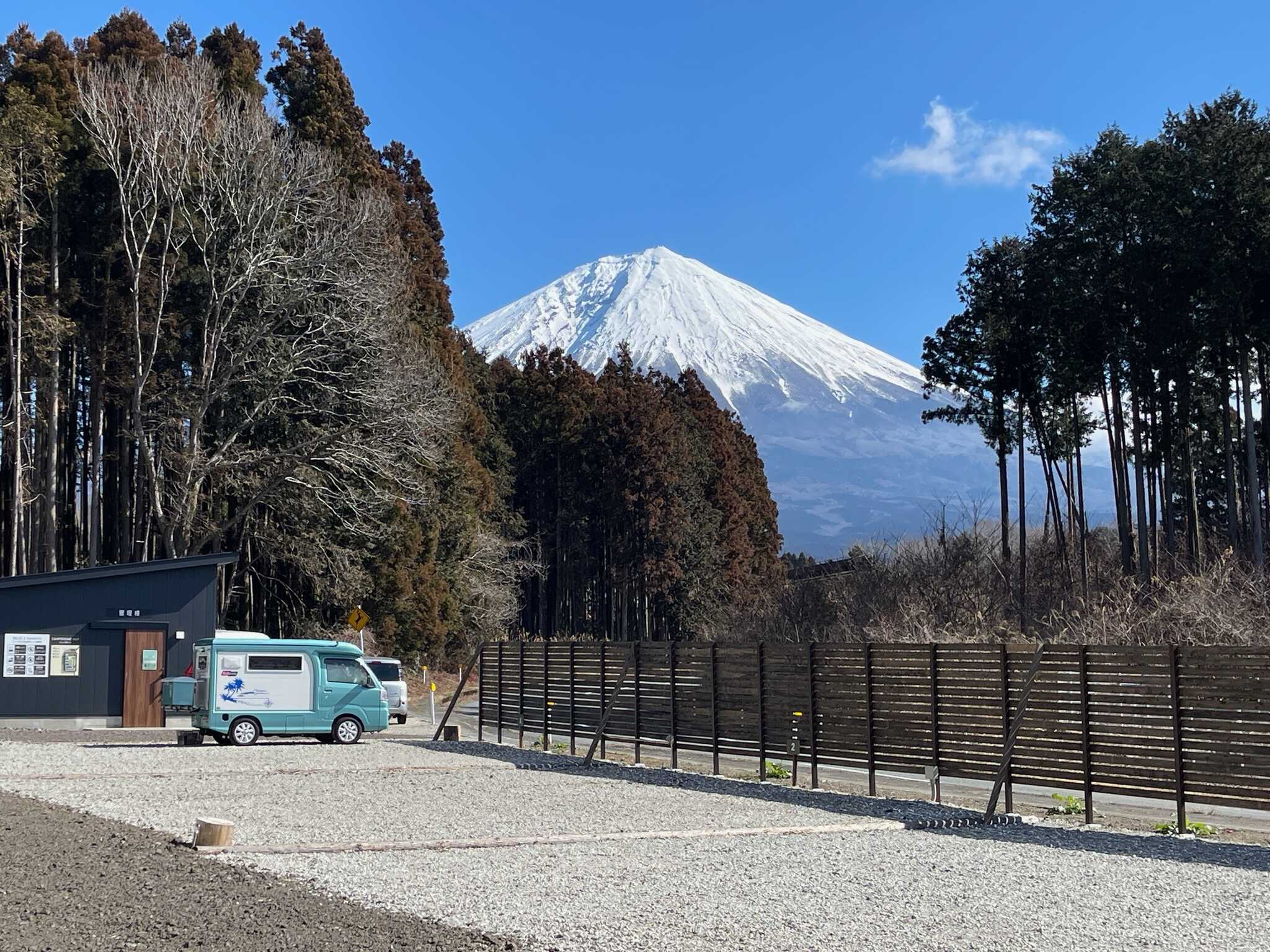 テントを一歩出て