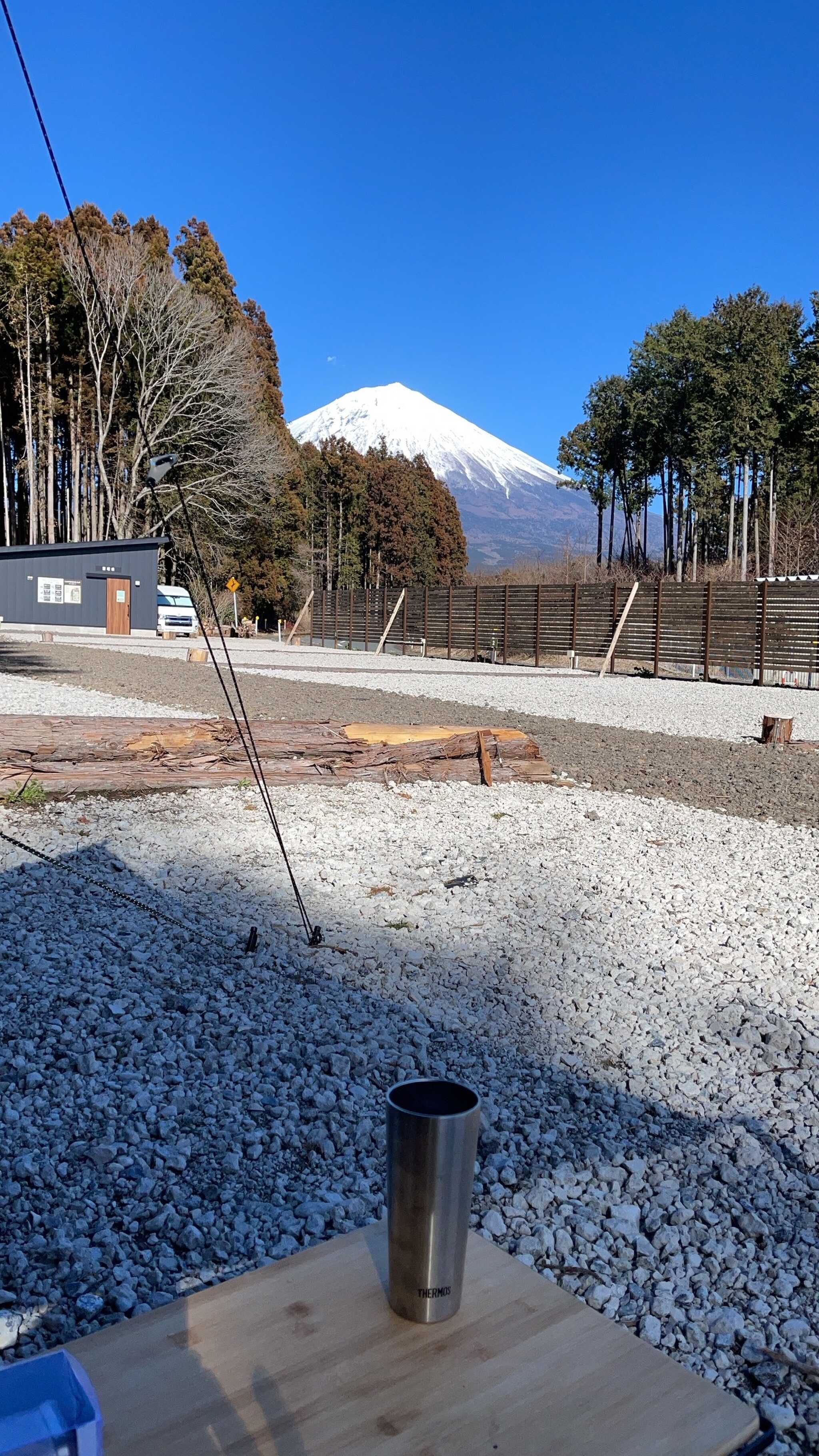 テント内で一杯飲みながら