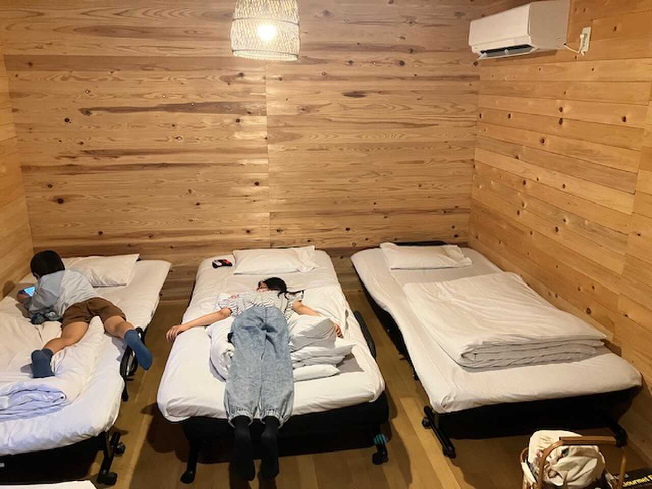 エアコン、メイキング済みベッド
