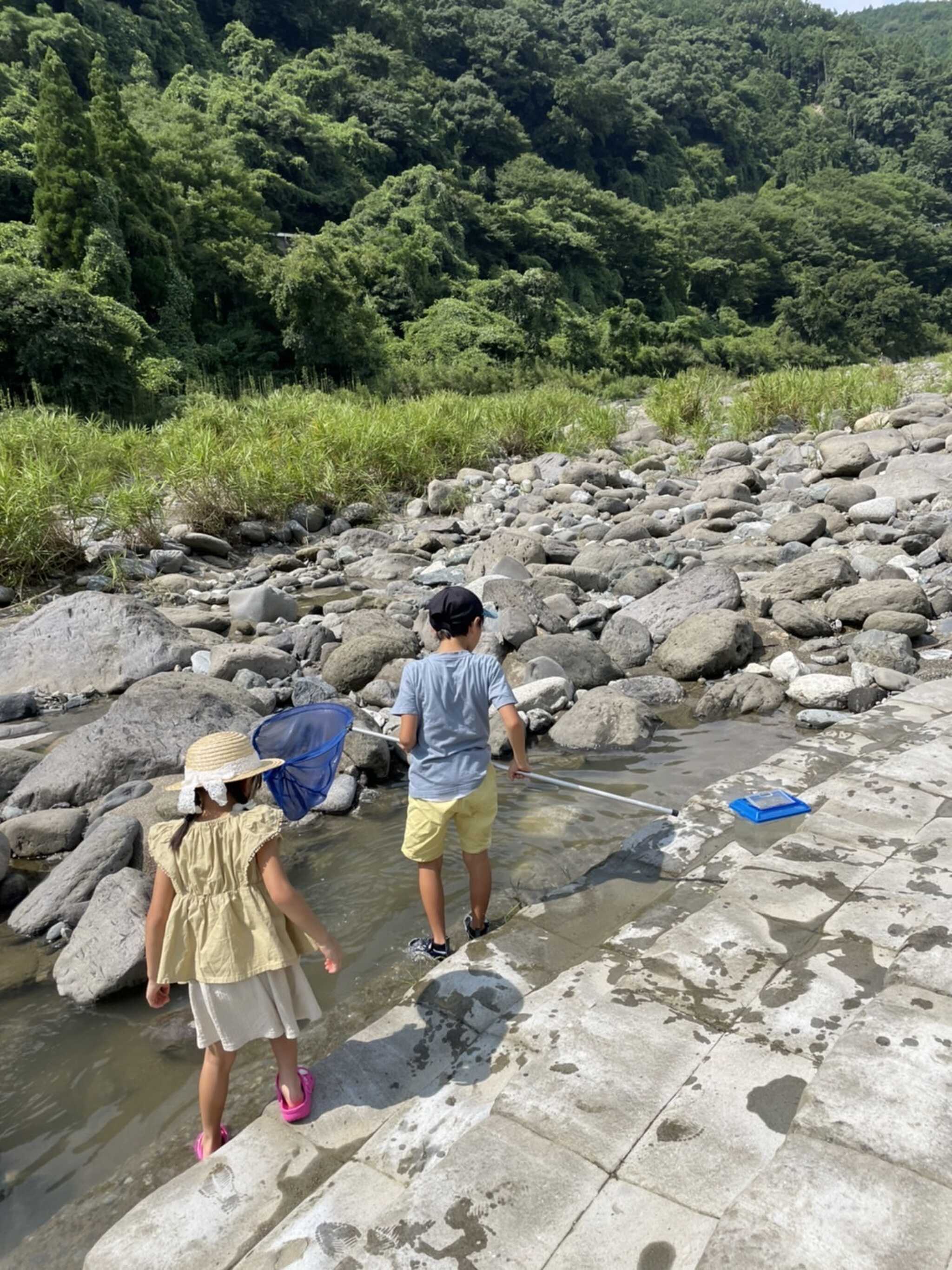 河原で川遊び