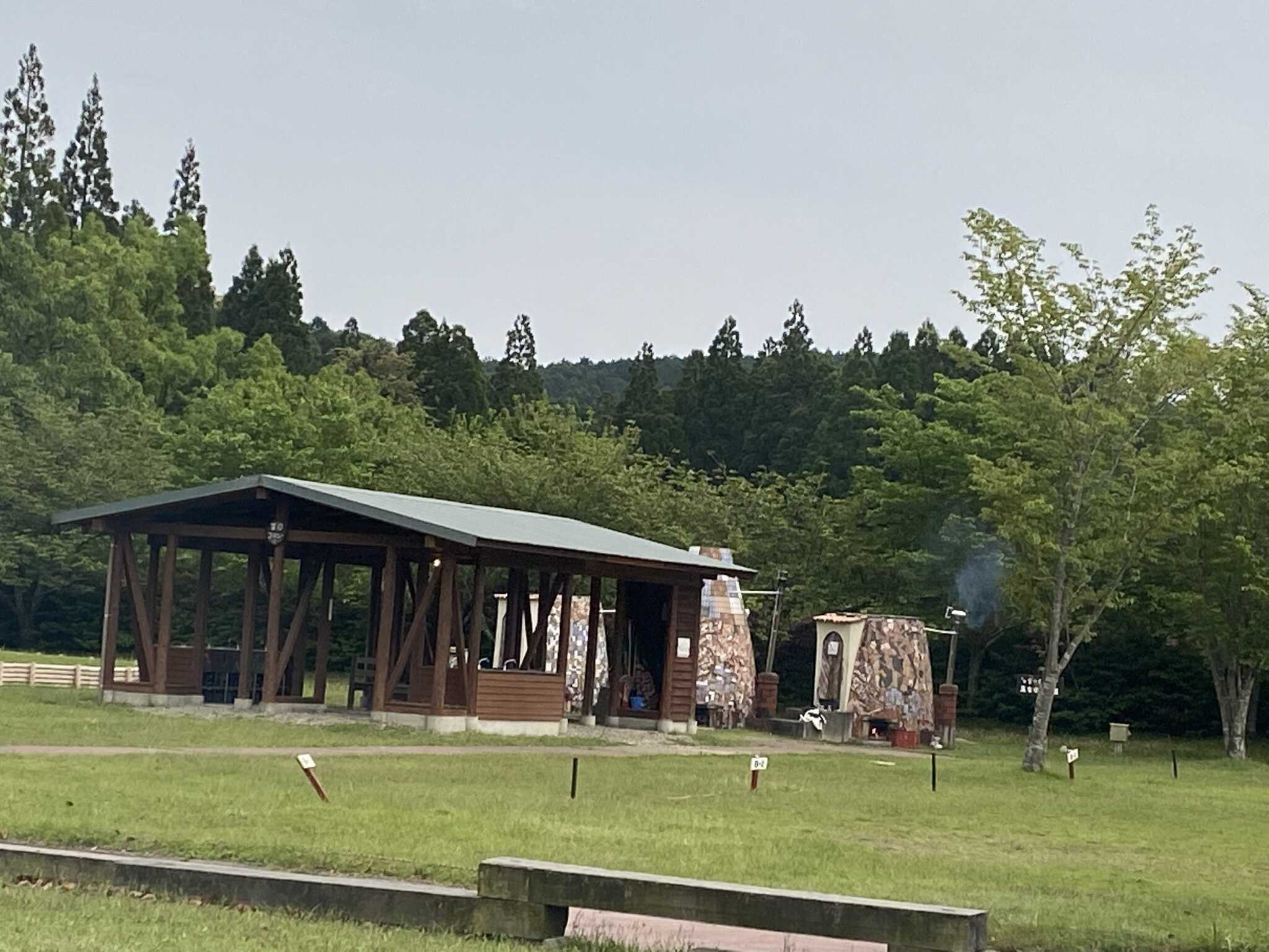 炊事設備の向こうに五右衛門風呂