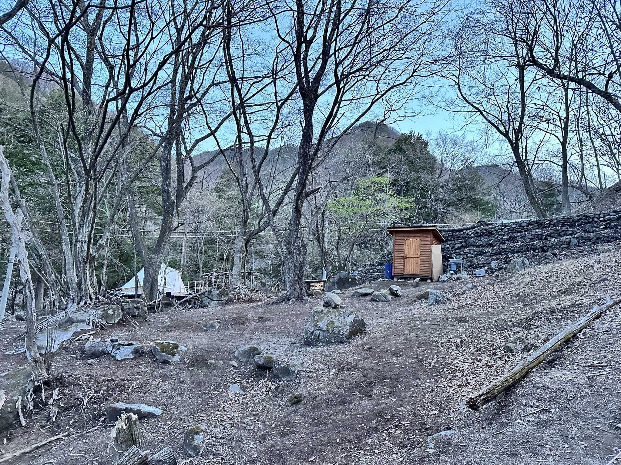 トイレと管理人のテント