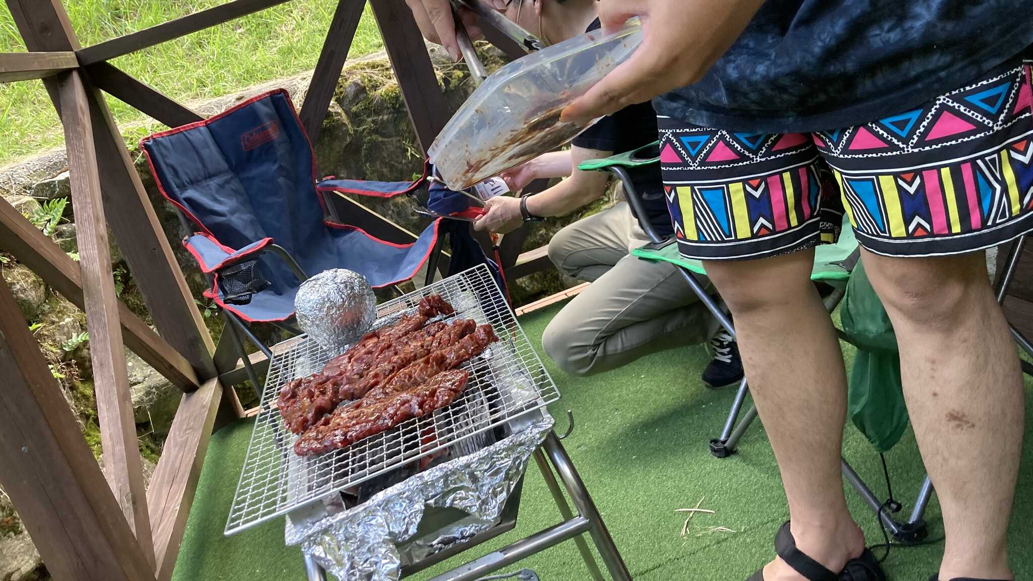コテージのテラスでBBQ