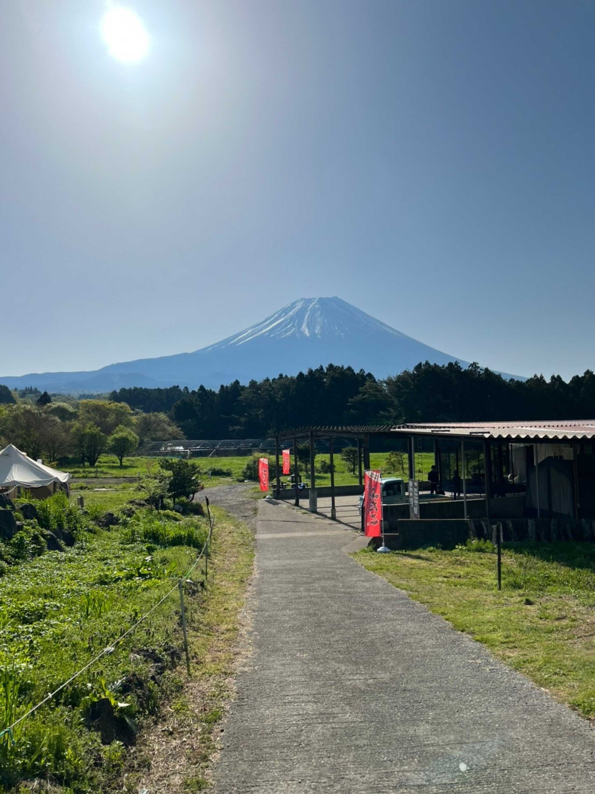 管理棟越しの富士山