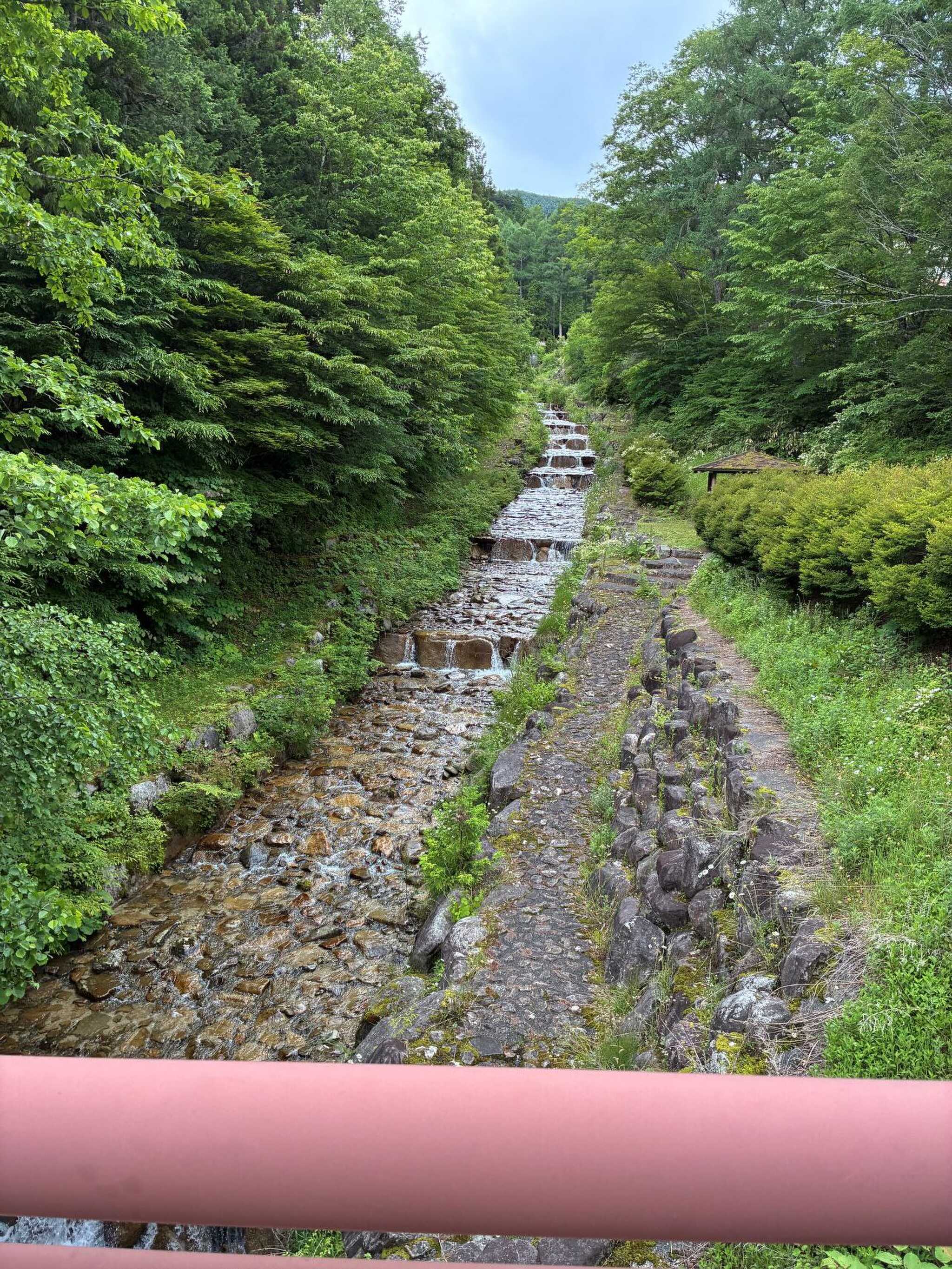 キャンプ場内の清流