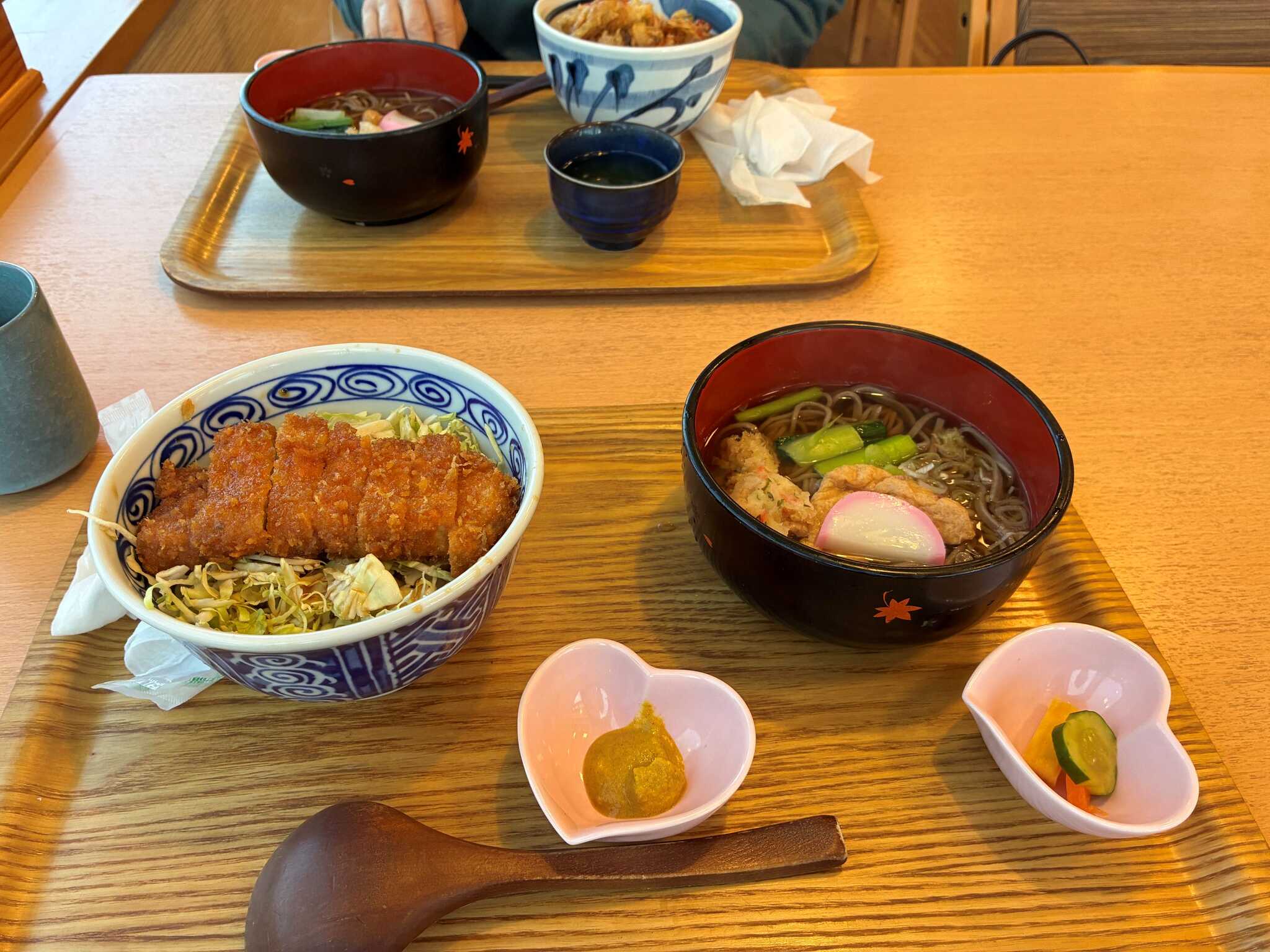 名物のソースカツ丼とそば