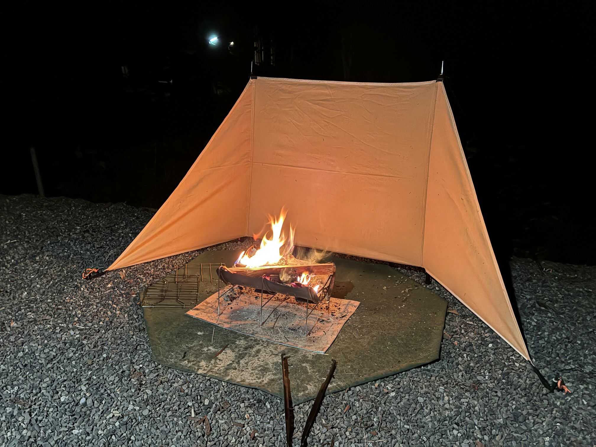 夜の静かなキャンプ場での焚火で、良い雰囲気