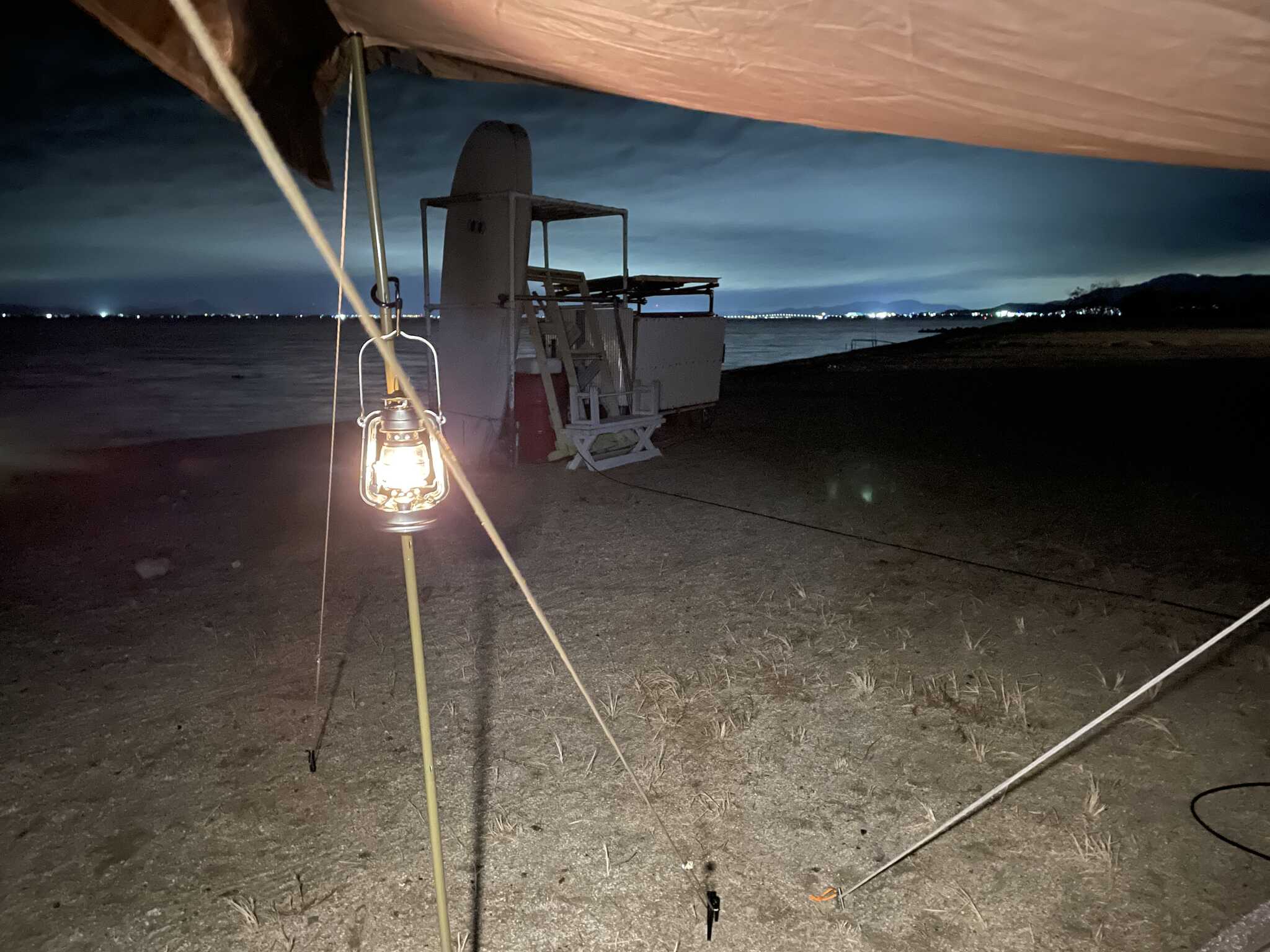 夜景と電源コード