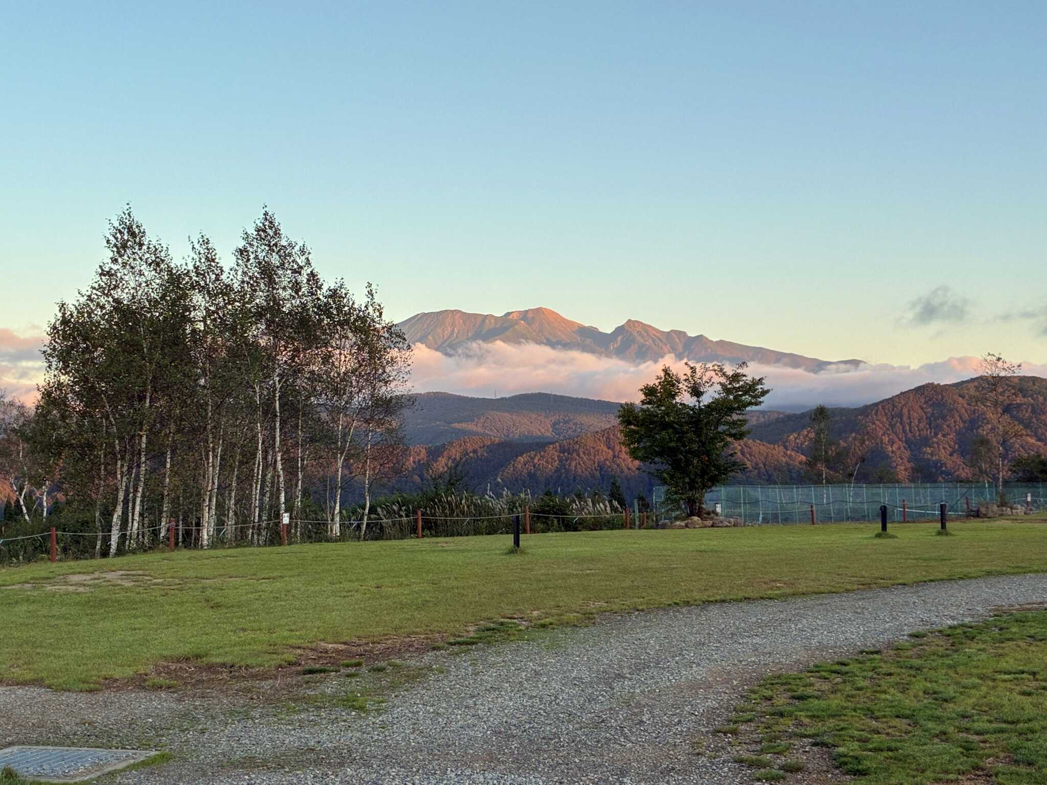 キャンプ場から望む御岳山