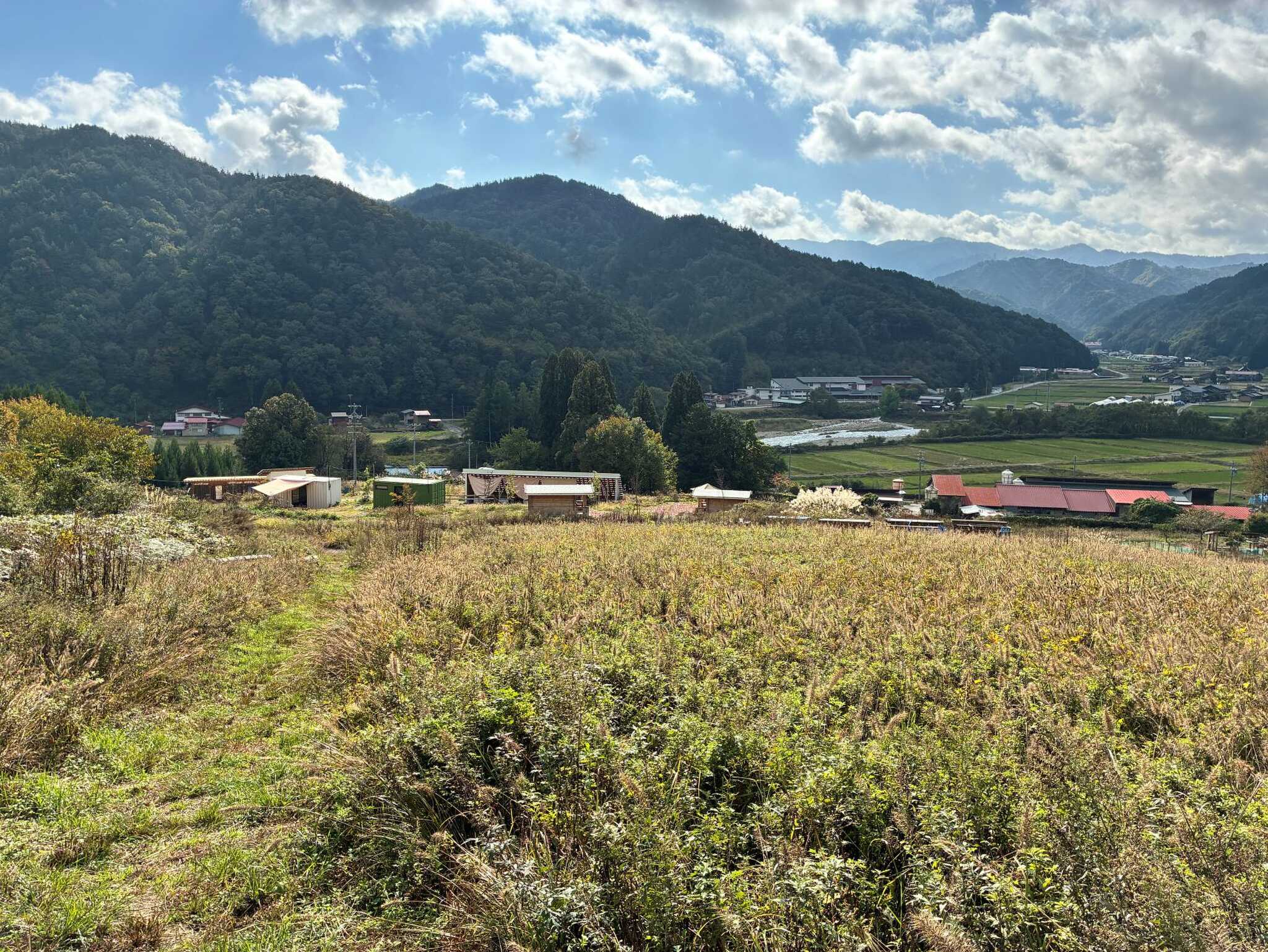 キャンプ場の建屋を展望エリアから望む