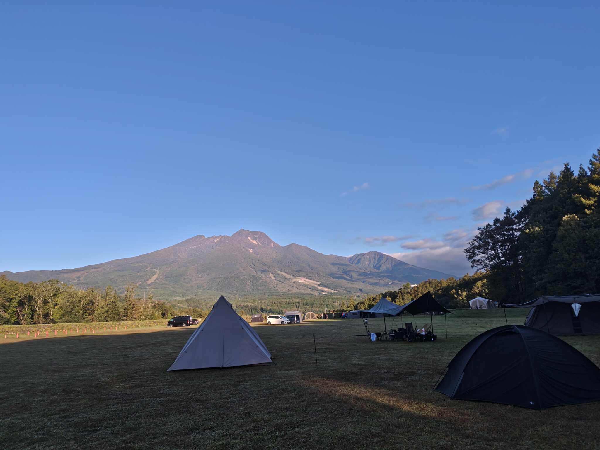 早朝の妙高山。普段は山頂に雲が多く、この後山頂は隠れました