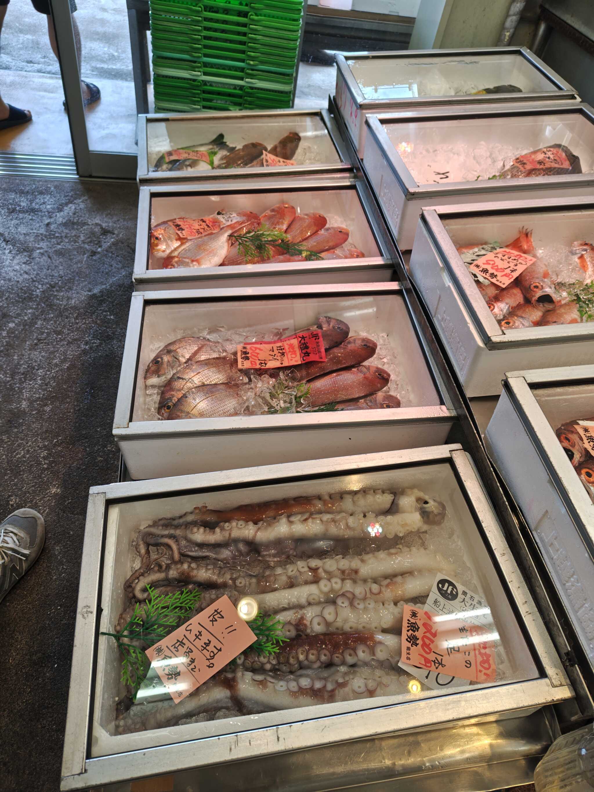 近くの海鮮販売で買出し