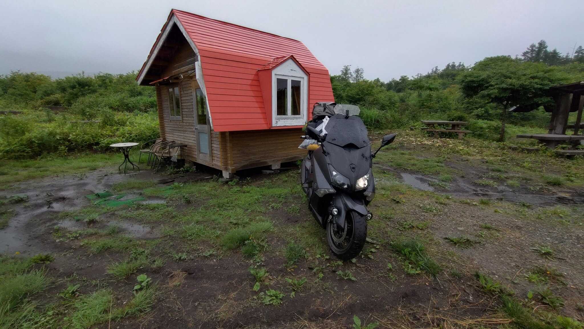 ハイジの家というかわいい宿泊小屋がありました。覗くと、中も清潔でした。